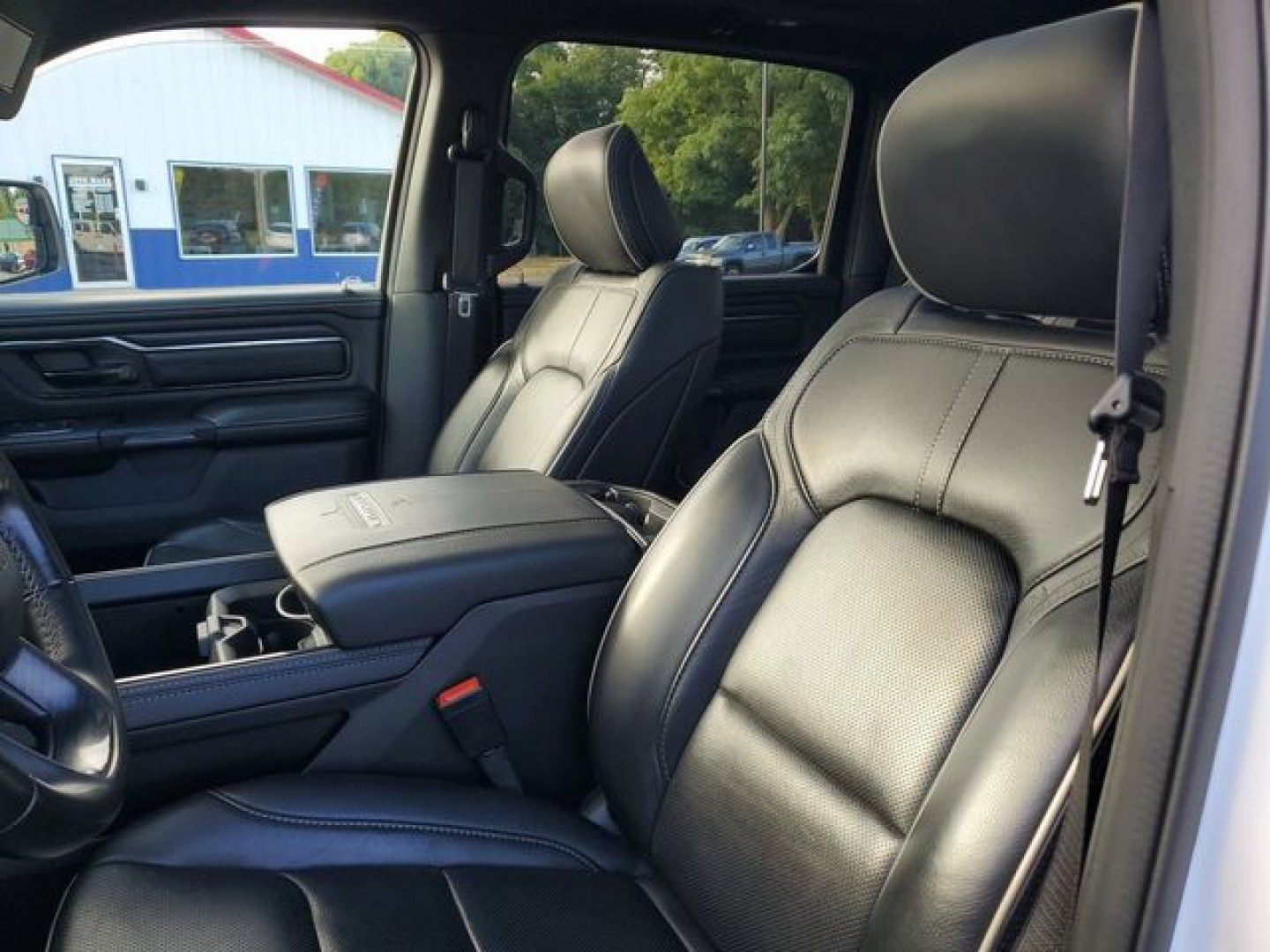 2022 Ivory White Tri-Coat Pearlcoat /Black Ram 1500 Limited (1C6SRFHT5NN) with an HEMI 5.7L V8 Multi Displacement VVT engine, Automatic transmission, located at 6064 Gull Rd, Kalamazoo, MI, 49048, (269) 222-0088, 42.328388, -85.512924- Photo#31