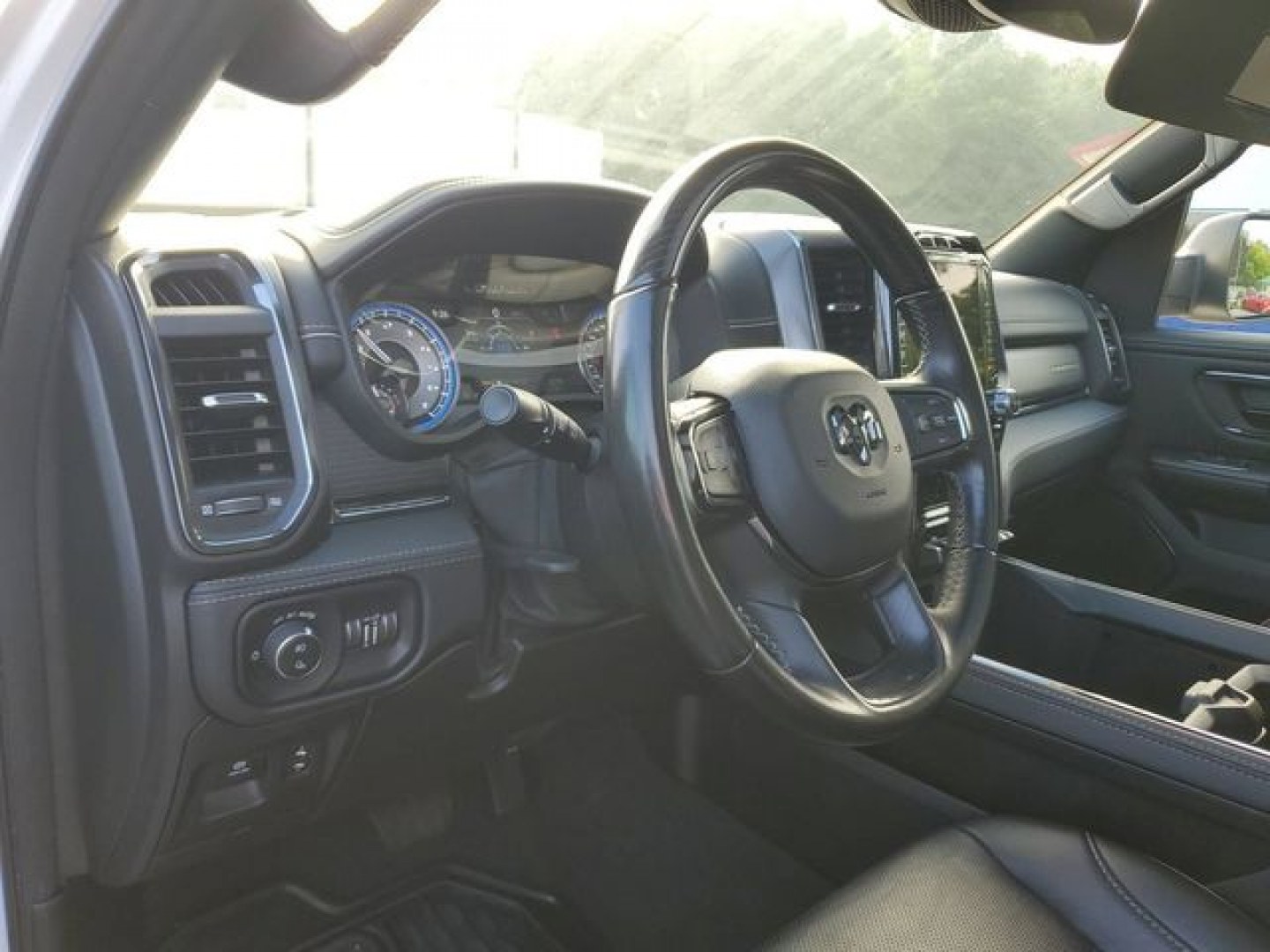 2022 Ivory White Tri-Coat Pearlcoat /Black Ram 1500 Limited (1C6SRFHT5NN) with an HEMI 5.7L V8 Multi Displacement VVT engine, Automatic transmission, located at 6064 Gull Rd, Kalamazoo, MI, 49048, (269) 222-0088, 42.328388, -85.512924- Photo#33