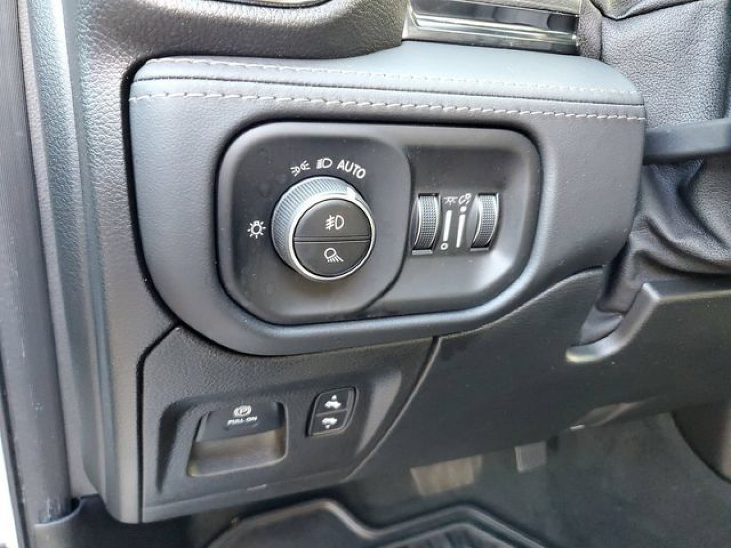 2022 Ivory White Tri-Coat Pearlcoat /Black Ram 1500 Limited (1C6SRFHT5NN) with an HEMI 5.7L V8 Multi Displacement VVT engine, Automatic transmission, located at 6064 Gull Rd, Kalamazoo, MI, 49048, (269) 222-0088, 42.328388, -85.512924- Photo#35