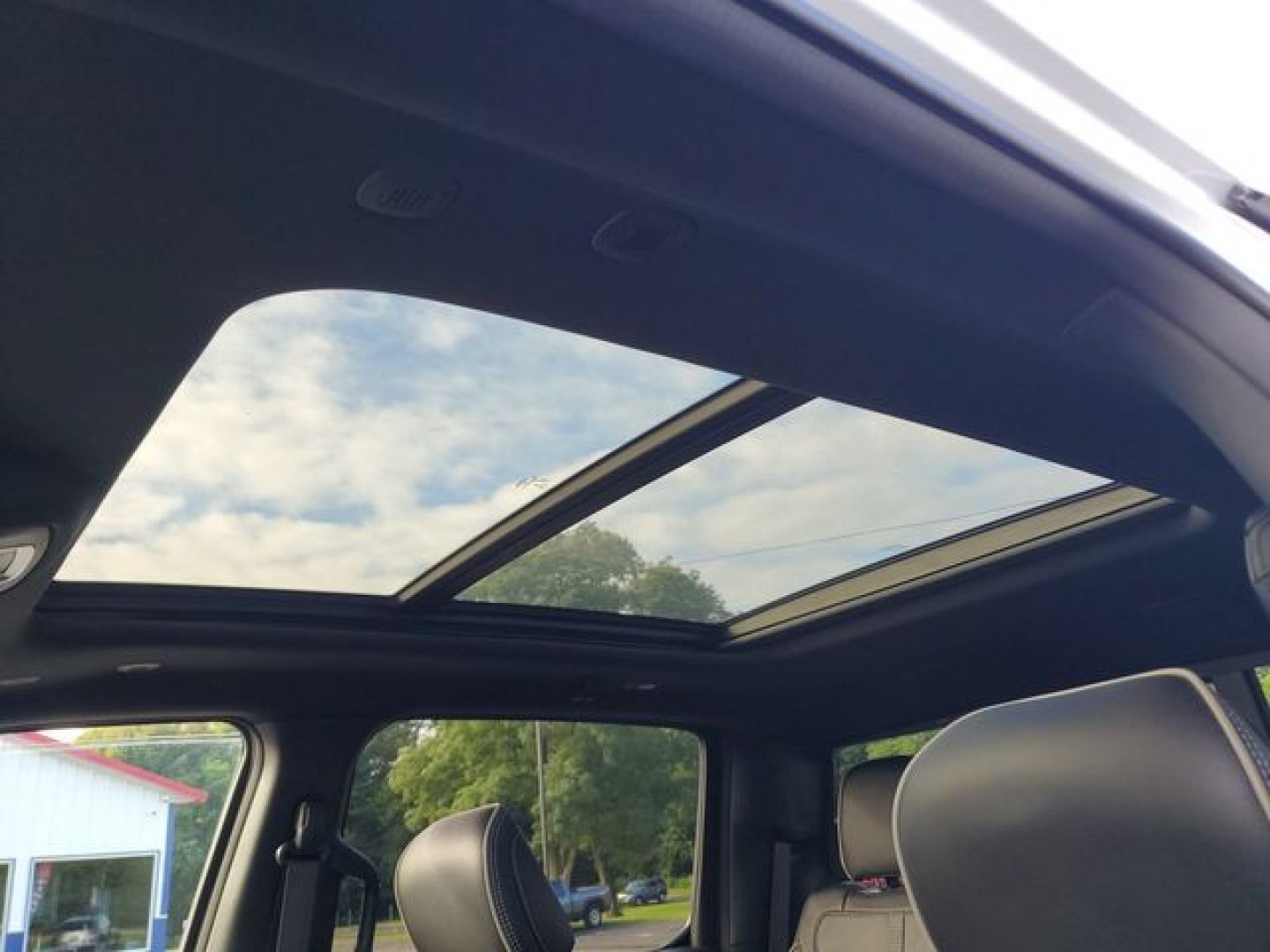 2022 Ivory White Tri-Coat Pearlcoat /Black Ram 1500 Limited (1C6SRFHT5NN) with an HEMI 5.7L V8 Multi Displacement VVT engine, Automatic transmission, located at 6064 Gull Rd, Kalamazoo, MI, 49048, (269) 222-0088, 42.328388, -85.512924- Photo#37