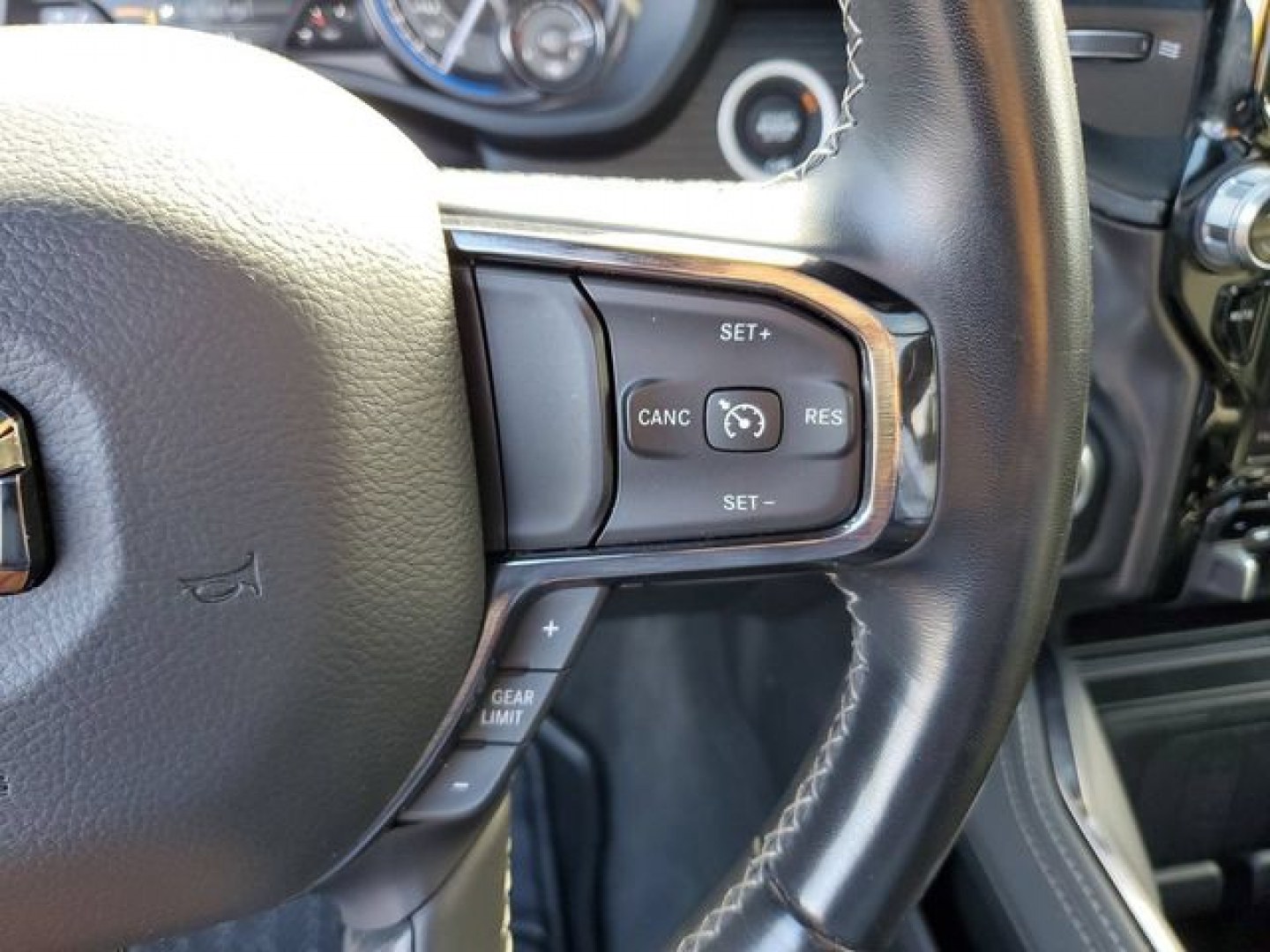 2022 Ivory White Tri-Coat Pearlcoat /Black Ram 1500 Limited (1C6SRFHT5NN) with an HEMI 5.7L V8 Multi Displacement VVT engine, Automatic transmission, located at 6064 Gull Rd, Kalamazoo, MI, 49048, (269) 222-0088, 42.328388, -85.512924- Photo#43