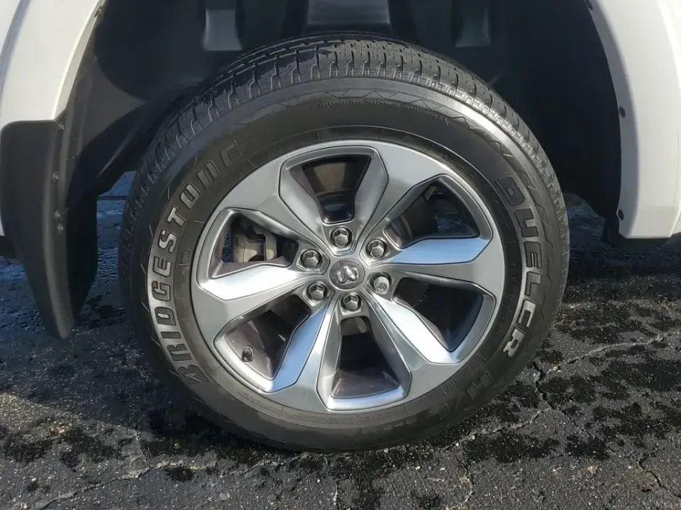 2022 WHITE /Black Ram 1500 Limited (1C6SRFHT5NN) with an V8, 5.7L engine, Automatic transmission, located at 6064 Gull Rd, Kalamazoo, MI, 49048, (269) 222-0088, 42.328388, -85.512924 - **Discover Adventure with the 2022 Ram 1500 Limited Crew Cab Your Home Away from Home!**<br /> <br /> If you're on the lookout for a truck that seamlessly blends luxury with rugged functionality, look no further! At AutoMaxx - Kalamazoo, we present this stunning 2022 Ram 1500 Limited Crew Cab, perf - Photo#4