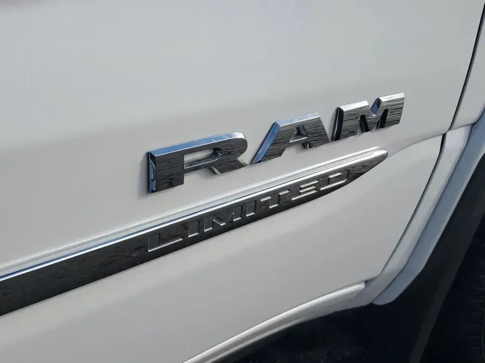 2022 WHITE /Black Ram 1500 Limited (1C6SRFHT5NN) with an V8, 5.7L engine, Automatic transmission, located at 6064 Gull Rd, Kalamazoo, MI, 49048, (269) 222-0088, 42.328388, -85.512924 - **Discover Adventure with the 2022 Ram 1500 Limited Crew Cab Your Home Away from Home!**<br /> <br /> If you're on the lookout for a truck that seamlessly blends luxury with rugged functionality, look no further! At AutoMaxx - Kalamazoo, we present this stunning 2022 Ram 1500 Limited Crew Cab, perf - Photo#5