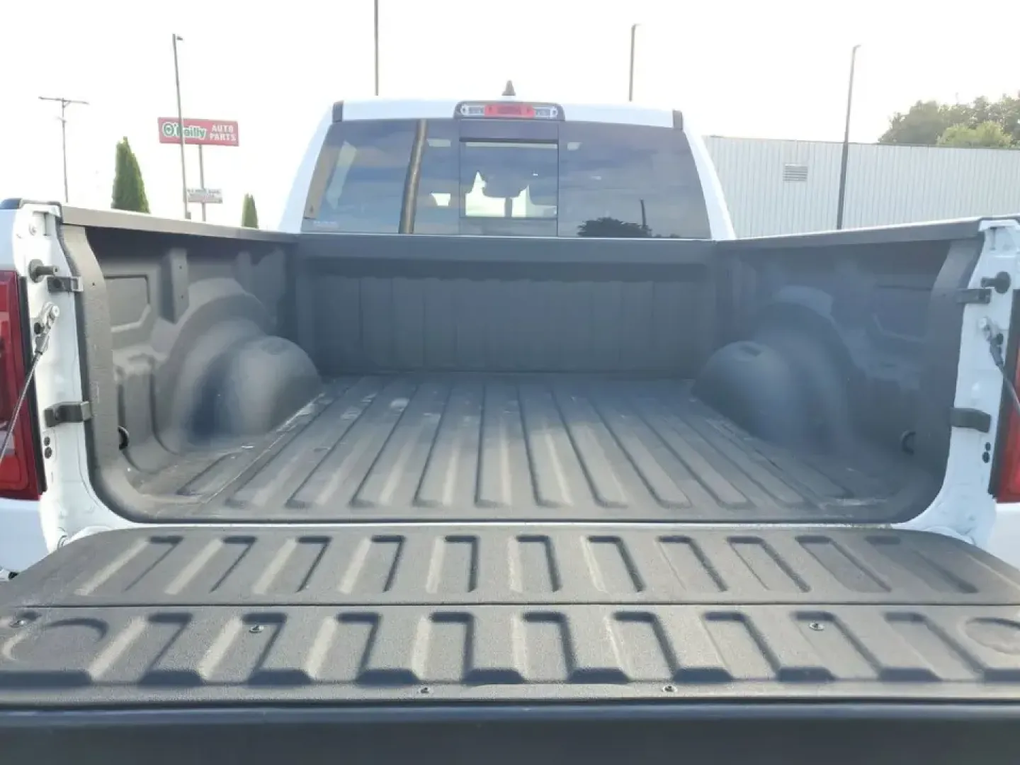 2022 Ivory White Tri-Coat Pearlcoat /Black Ram 1500 Limited (1C6SRFHT5NN) with an HEMI 5.7L V8 Multi Displacement VVT engine, Automatic transmission, located at 6064 Gull Rd, Kalamazoo, MI, 49048, (269) 222-0088, 42.328388, -85.512924- Photo#16