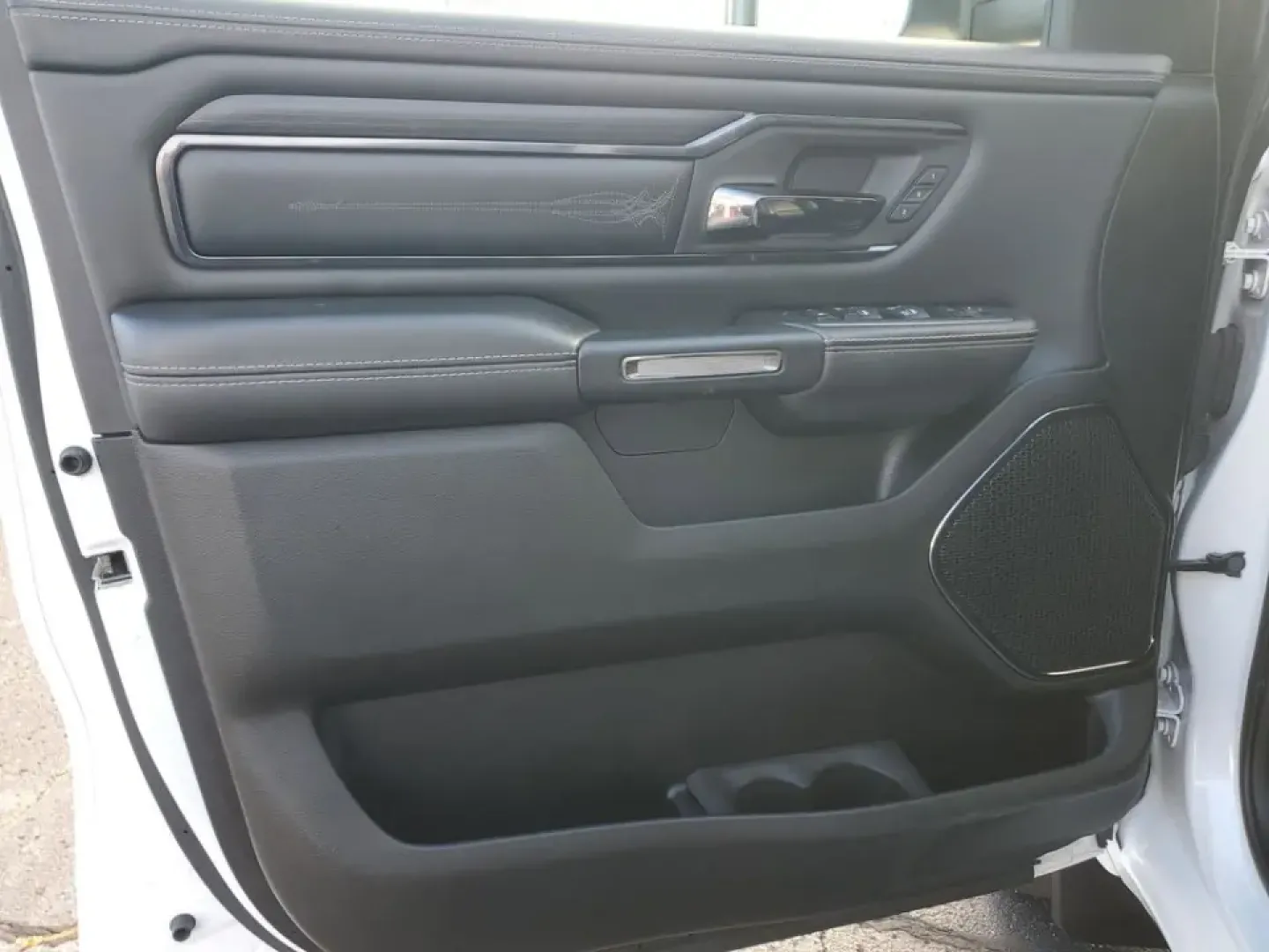 2022 Ivory White Tri-Coat Pearlcoat /Black Ram 1500 Limited (1C6SRFHT5NN) with an HEMI 5.7L V8 Multi Displacement VVT engine, Automatic transmission, located at 6064 Gull Rd, Kalamazoo, MI, 49048, (269) 222-0088, 42.328388, -85.512924- Photo#24