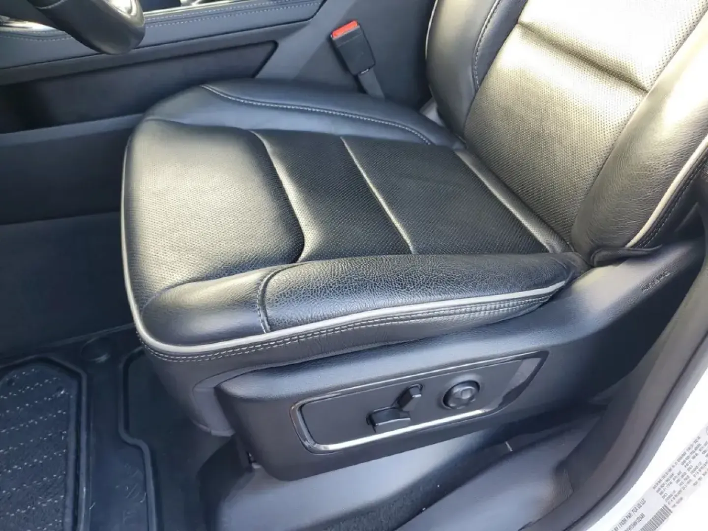 2022 Ivory White Tri-Coat Pearlcoat /Black Ram 1500 Limited (1C6SRFHT5NN) with an HEMI 5.7L V8 Multi Displacement VVT engine, Automatic transmission, located at 6064 Gull Rd, Kalamazoo, MI, 49048, (269) 222-0088, 42.328388, -85.512924- Photo#28