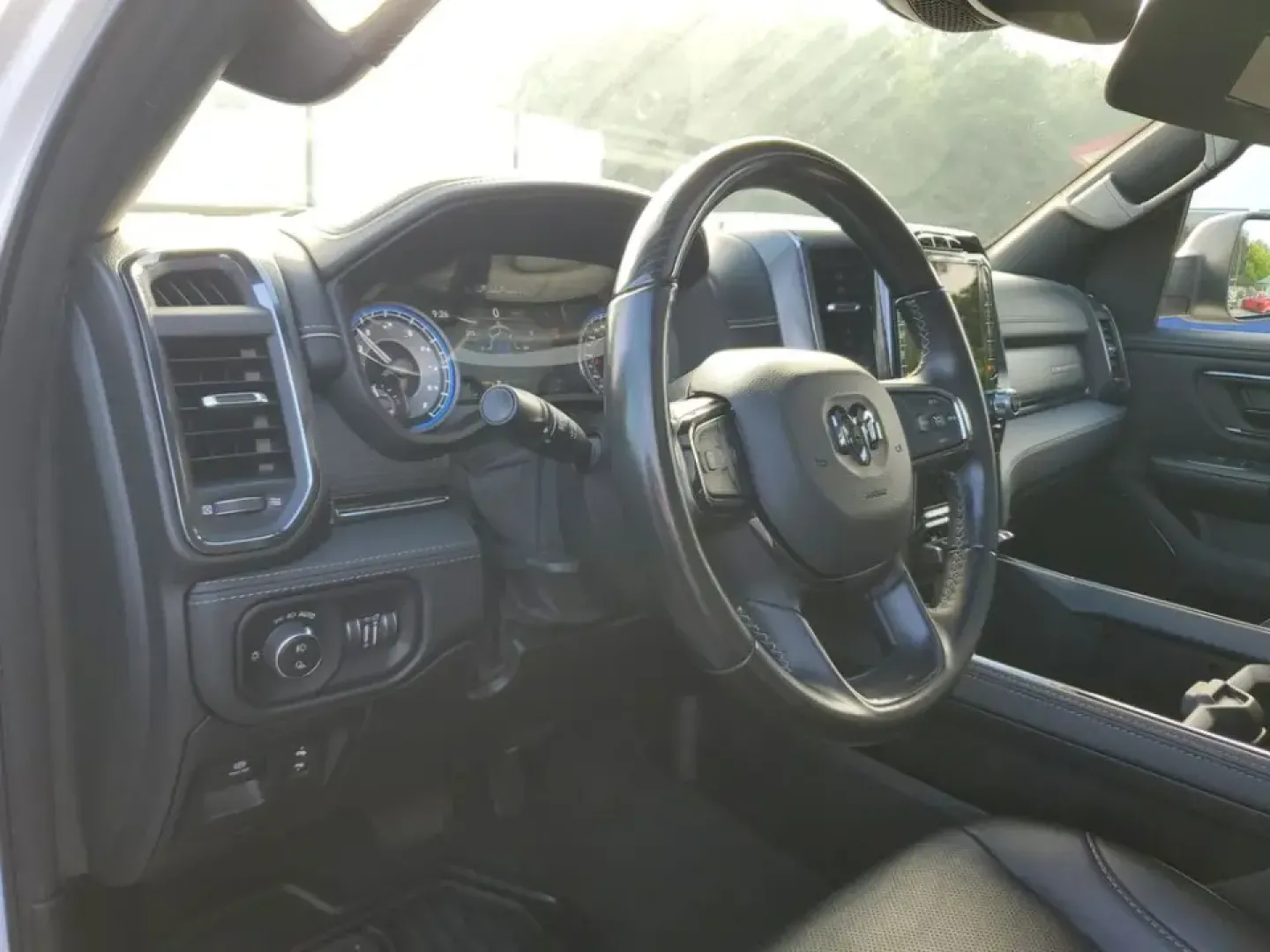 2022 Ivory White Tri-Coat Pearlcoat /Black Ram 1500 Limited (1C6SRFHT5NN) with an HEMI 5.7L V8 Multi Displacement VVT engine, Automatic transmission, located at 6064 Gull Rd, Kalamazoo, MI, 49048, (269) 222-0088, 42.328388, -85.512924- Photo#32