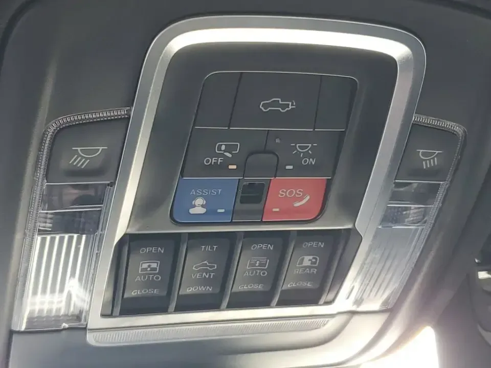 2022 WHITE /Black Ram 1500 Limited (1C6SRFHT5NN) with an V8, 5.7L engine, Automatic transmission, located at 6064 Gull Rd, Kalamazoo, MI, 49048, (269) 222-0088, 42.328388, -85.512924 - **Discover Adventure with the 2022 Ram 1500 Limited Crew Cab Your Home Away from Home!**<br /> <br /> If you're on the lookout for a truck that seamlessly blends luxury with rugged functionality, look no further! At AutoMaxx - Kalamazoo, we present this stunning 2022 Ram 1500 Limited Crew Cab, perf - Photo#28