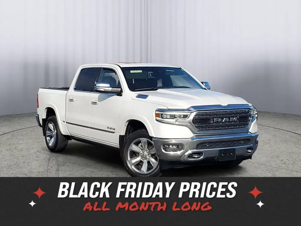 2022 WHITE /Black Ram 1500 Limited (1C6SRFHT5NN) with an V8, 5.7L engine, Automatic transmission, located at 6064 Gull Rd, Kalamazoo, MI, 49048, (269) 222-0088, 42.328388, -85.512924 - **Discover Adventure with the 2022 Ram 1500 Limited Crew Cab Your Home Away from Home!**<br /> <br /> If you're on the lookout for a truck that seamlessly blends luxury with rugged functionality, look no further! At AutoMaxx - Kalamazoo, we present this stunning 2022 Ram 1500 Limited Crew Cab, perf - Photo#0