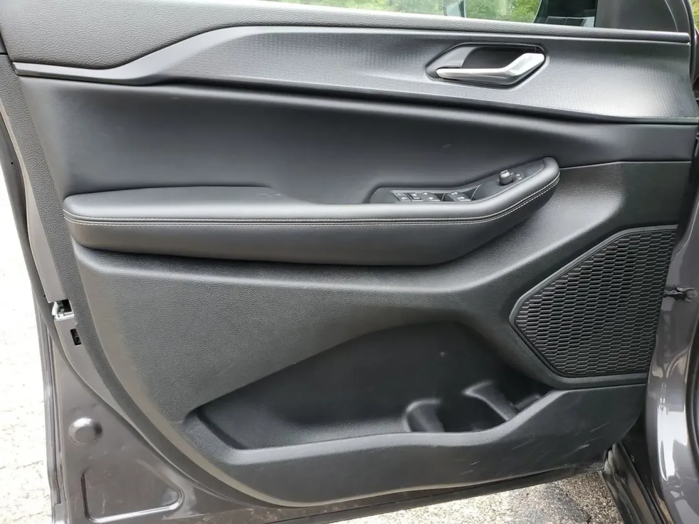 2024 /Global Black Jeep Grand Cherokee Altitude (1C4RJKAGXR8) with an V6, 3.6L engine, 8-speed automatic transmission, located at 6064 Gull Rd, Kalamazoo, MI, 49048, (269) 222-0088, 42.328388, -85.512924 - **Discover Adventure with the 2024 Jeep Grand Cherokee Altitude Your Perfect Family SUV!**<br /> <br /> Are you ready to elevate your weekend getaways or conquer your daily commute? The 2024 Jeep Grand Cherokee Altitude is designed for those who seek both adventure and comfort in their journeys. Wi - Photo#13