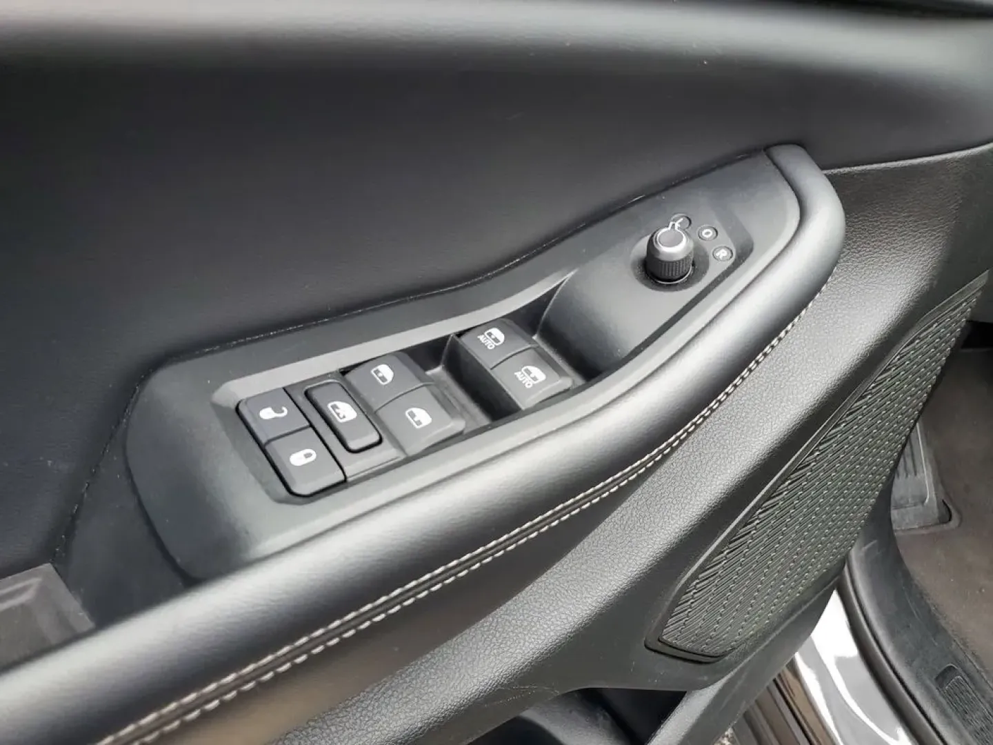 2024 /Global Black Jeep Grand Cherokee Altitude (1C4RJKAGXR8) with an V6, 3.6L engine, 8-speed automatic transmission, located at 6064 Gull Rd, Kalamazoo, MI, 49048, (269) 222-0088, 42.328388, -85.512924 - **Discover Adventure with the 2024 Jeep Grand Cherokee Altitude Your Perfect Family SUV!**<br /> <br /> Are you ready to elevate your weekend getaways or conquer your daily commute? The 2024 Jeep Grand Cherokee Altitude is designed for those who seek both adventure and comfort in their journeys. Wi - Photo#14