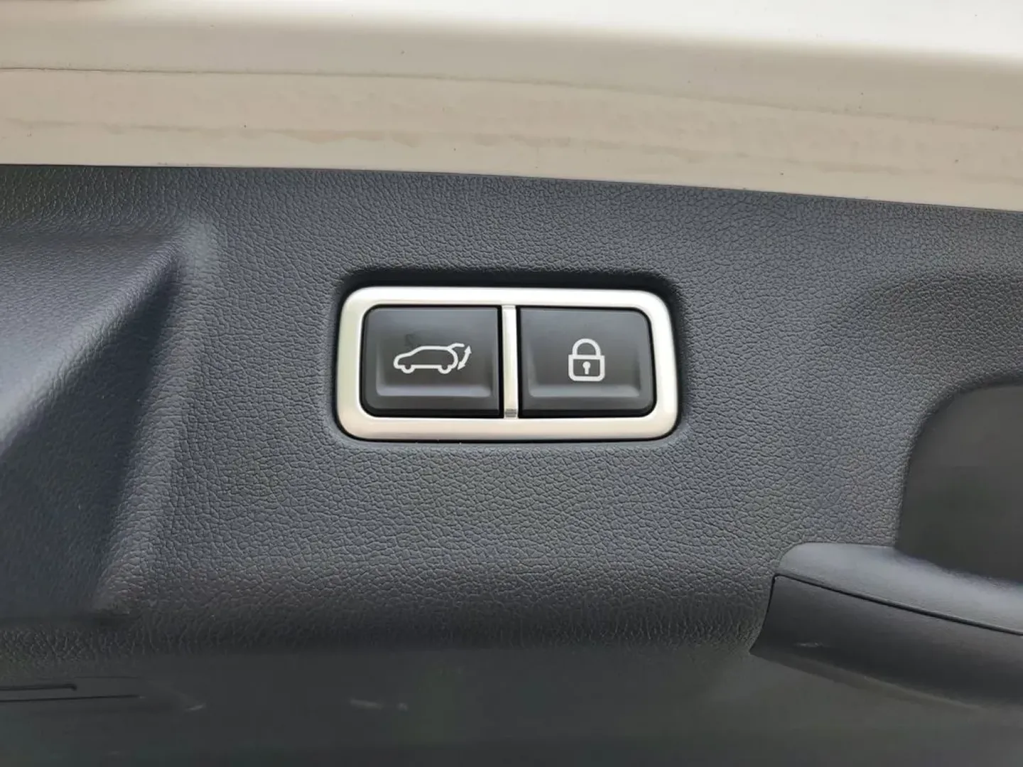2022 /Black Kia Sorento X-Line SX Prestige (5XYRKDLF0NG) with an 4 Cyl, 2.5L engine, 8-speed auto-shift manual transmission, located at 6064 Gull Rd, Kalamazoo, MI, 49048, (269) 222-0088, 42.328388, -85.512924 - **Unleash Adventure with the 2022 Kia Sorento X-Line SX Prestige at AutoMaxx - Kalamazoo!**<br /> <br /> Are you ready to elevate your family outings, weekend adventures, or daily commutes? Look no further than this stunning 2022 Kia Sorento X-Line SX Prestige, your gateway to a lifestyle filled wit - Photo#7