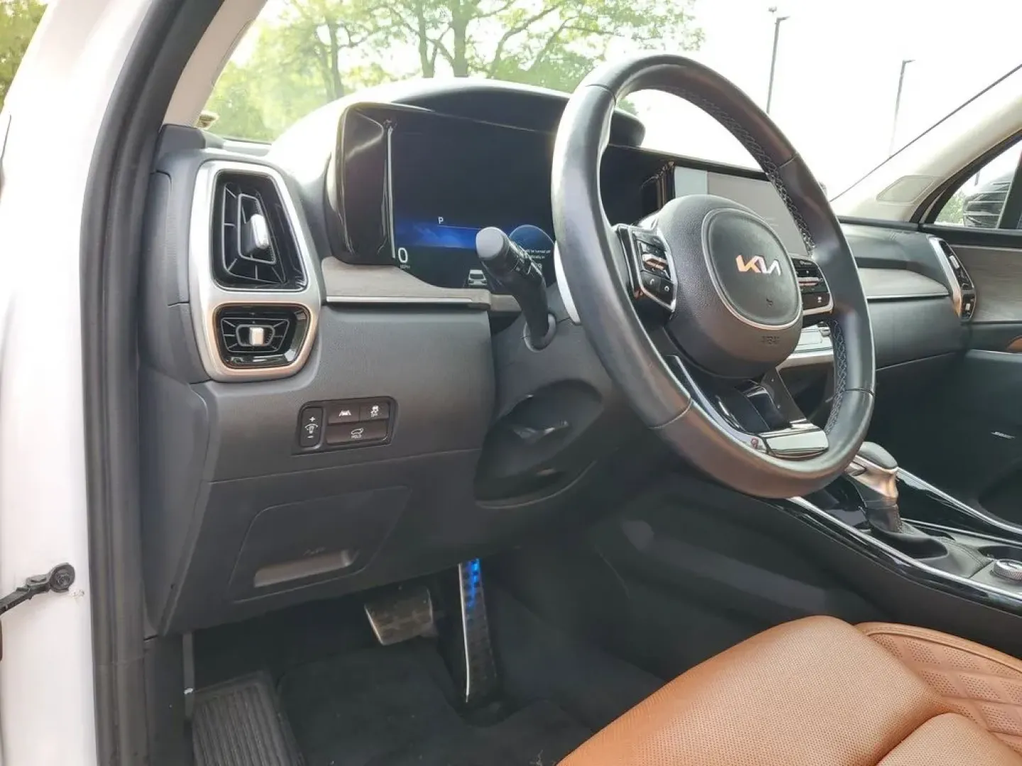 2022 /Black Kia Sorento X-Line SX Prestige (5XYRKDLF0NG) with an 4 Cyl, 2.5L engine, 8-speed auto-shift manual transmission, located at 6064 Gull Rd, Kalamazoo, MI, 49048, (269) 222-0088, 42.328388, -85.512924 - **Unleash Adventure with the 2022 Kia Sorento X-Line SX Prestige at AutoMaxx - Kalamazoo!**<br /> <br /> Are you ready to elevate your family outings, weekend adventures, or daily commutes? Look no further than this stunning 2022 Kia Sorento X-Line SX Prestige, your gateway to a lifestyle filled wit - Photo#17