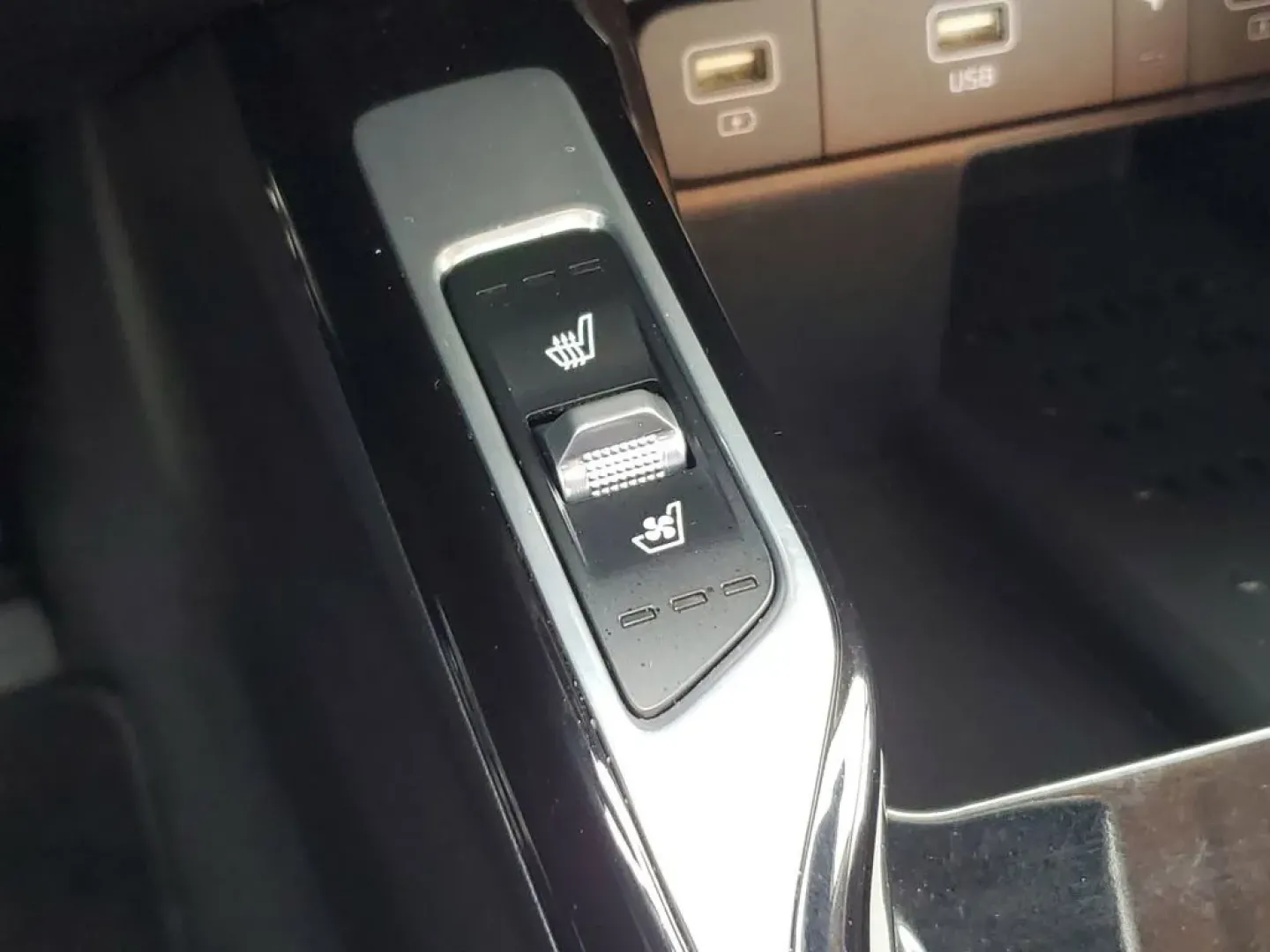 2022 /Black Kia Sorento X-Line SX Prestige (5XYRKDLF0NG) with an 4 Cyl, 2.5L engine, 8-speed auto-shift manual transmission, located at 6064 Gull Rd, Kalamazoo, MI, 49048, (269) 222-0088, 42.328388, -85.512924 - **Unleash Adventure with the 2022 Kia Sorento X-Line SX Prestige at AutoMaxx - Kalamazoo!**<br /> <br /> Are you ready to elevate your family outings, weekend adventures, or daily commutes? Look no further than this stunning 2022 Kia Sorento X-Line SX Prestige, your gateway to a lifestyle filled wit - Photo#30