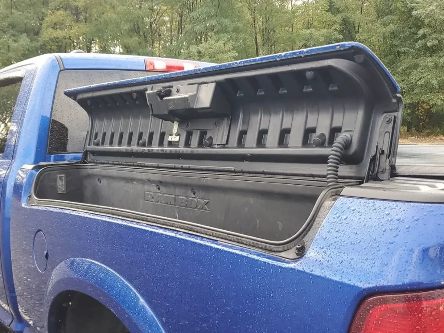 2017 Ram 1500 SLT (1C6RR7TT4HS) with an V8, 5.7L engine, Automatic transmission, located at 6064 Gull Rd, Kalamazoo, MI, 49048, (269) 222-0088, 42.328388, -85.512924 - **Unleash Your Adventurous Spirit with This 2017 Ram 1500 SLT Perfect for Every Journey!**<br /> <br /> If you're on the lookout for a rugged yet refined pickup that seamlessly balances work and play, look no further than this stunning 2017 Ram 1500 SLT available at **AutoMaxx - Kalamazoo**. Whethe - Photo#8