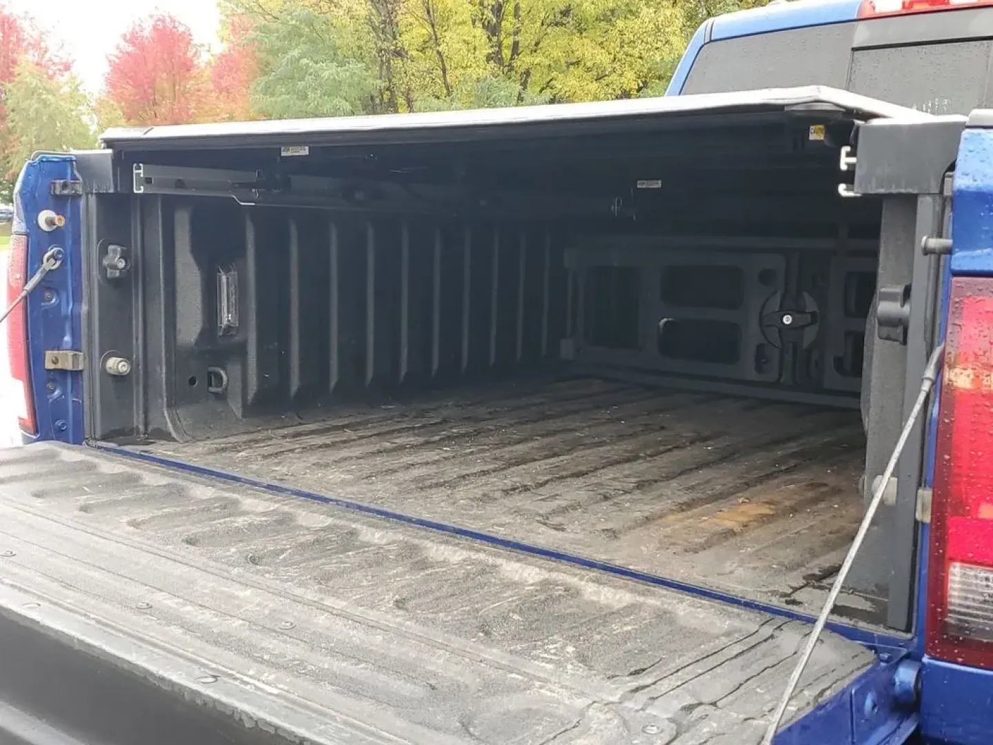 2017 Ram 1500 SLT (1C6RR7TT4HS) with an V8, 5.7L engine, Automatic transmission, located at 6064 Gull Rd, Kalamazoo, MI, 49048, (269) 222-0088, 42.328388, -85.512924 - **Unleash Your Adventurous Spirit with This 2017 Ram 1500 SLT Perfect for Every Journey!**<br /> <br /> If you're on the lookout for a rugged yet refined pickup that seamlessly balances work and play, look no further than this stunning 2017 Ram 1500 SLT available at **AutoMaxx - Kalamazoo**. Whethe - Photo#10