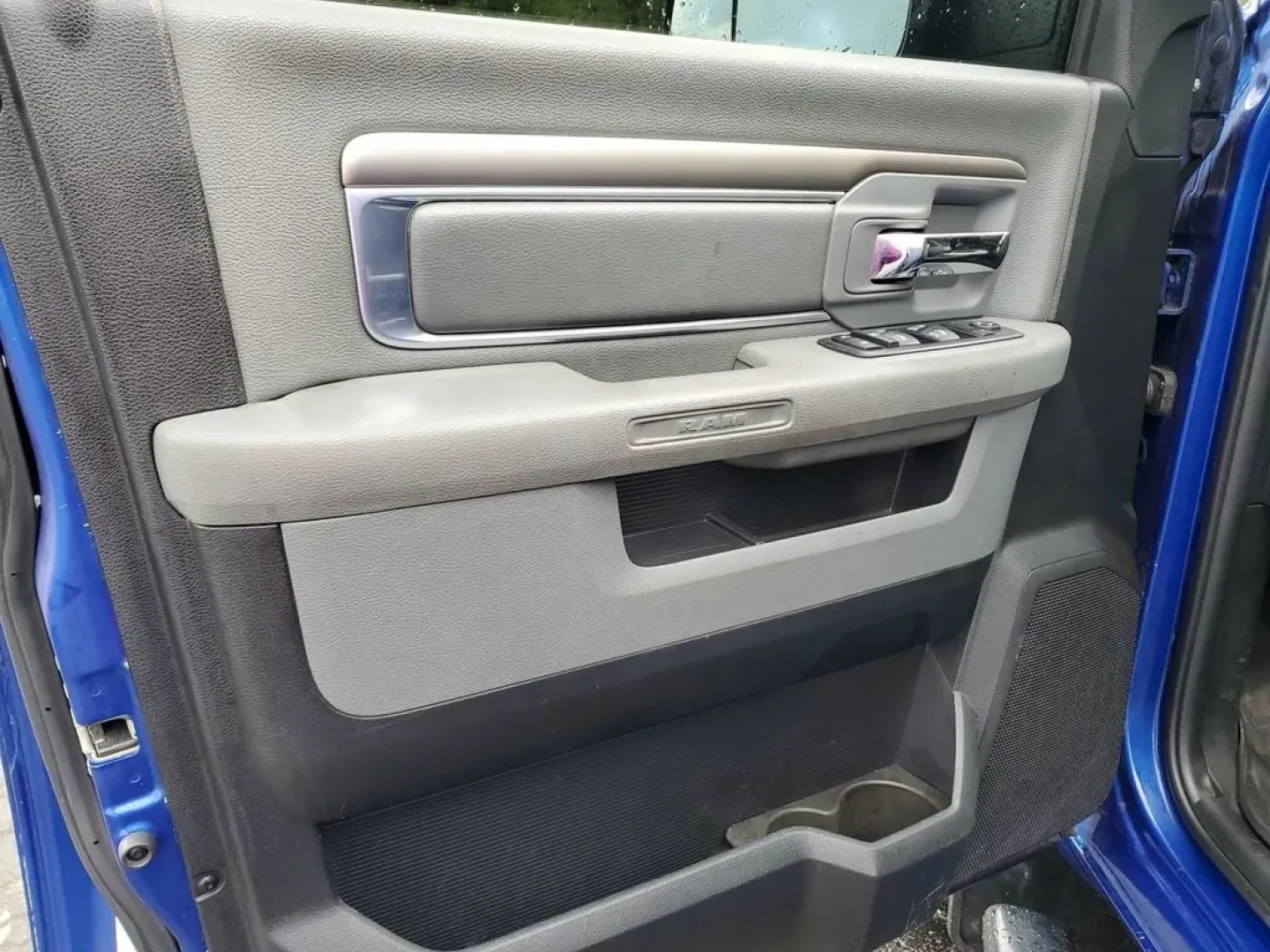 2017 Ram 1500 SLT (1C6RR7TT4HS) with an V8, 5.7L engine, Automatic transmission, located at 6064 Gull Rd, Kalamazoo, MI, 49048, (269) 222-0088, 42.328388, -85.512924 - **Unleash Your Adventurous Spirit with This 2017 Ram 1500 SLT Perfect for Every Journey!**<br /> <br /> If you're on the lookout for a rugged yet refined pickup that seamlessly balances work and play, look no further than this stunning 2017 Ram 1500 SLT available at **AutoMaxx - Kalamazoo**. Whethe - Photo#13