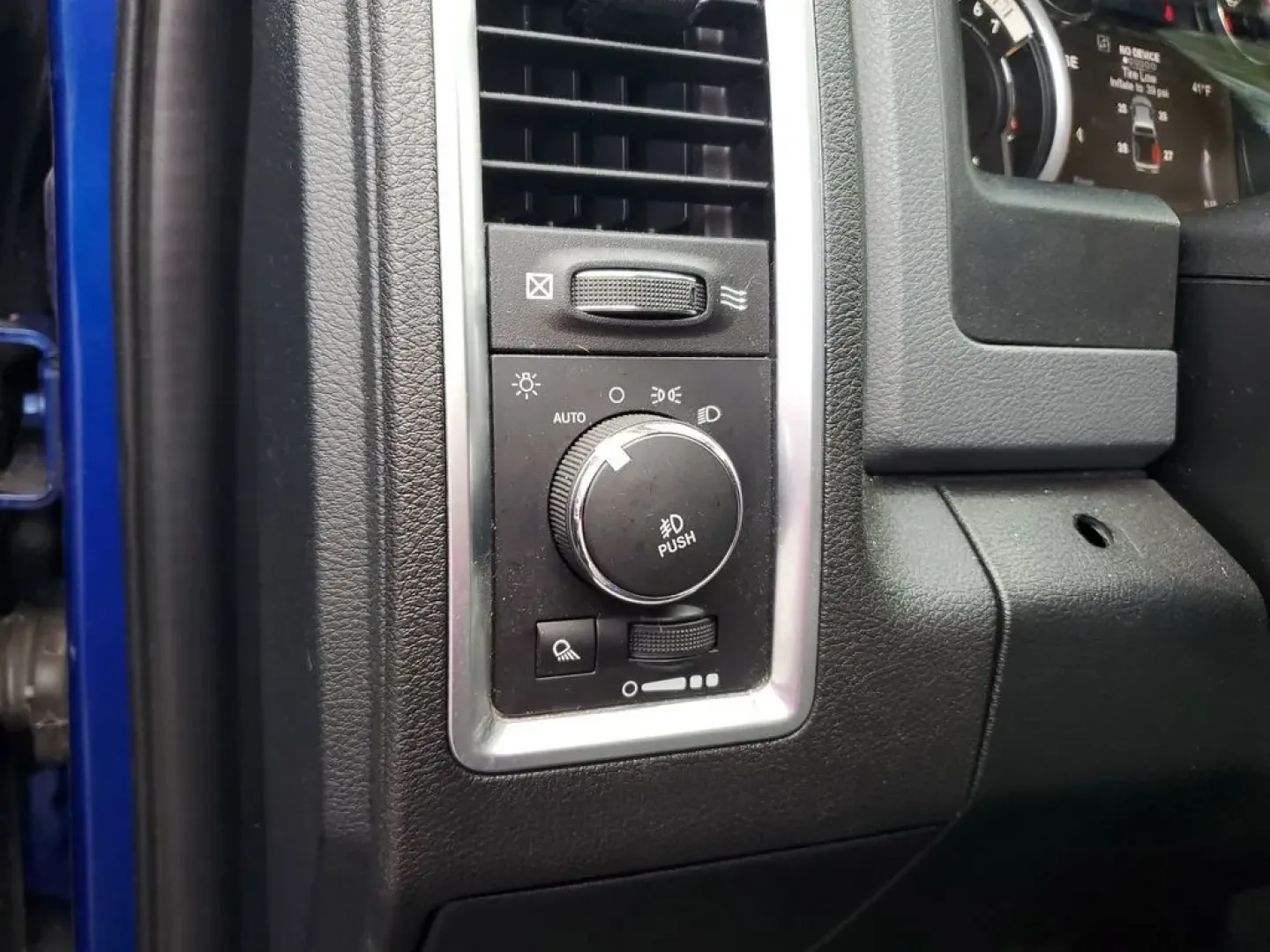 2017 Ram 1500 SLT (1C6RR7TT4HS) with an V8, 5.7L engine, Automatic transmission, located at 6064 Gull Rd, Kalamazoo, MI, 49048, (269) 222-0088, 42.328388, -85.512924 - **Unleash Your Adventurous Spirit with This 2017 Ram 1500 SLT Perfect for Every Journey!**<br /> <br /> If you're on the lookout for a rugged yet refined pickup that seamlessly balances work and play, look no further than this stunning 2017 Ram 1500 SLT available at **AutoMaxx - Kalamazoo**. Whethe - Photo#16