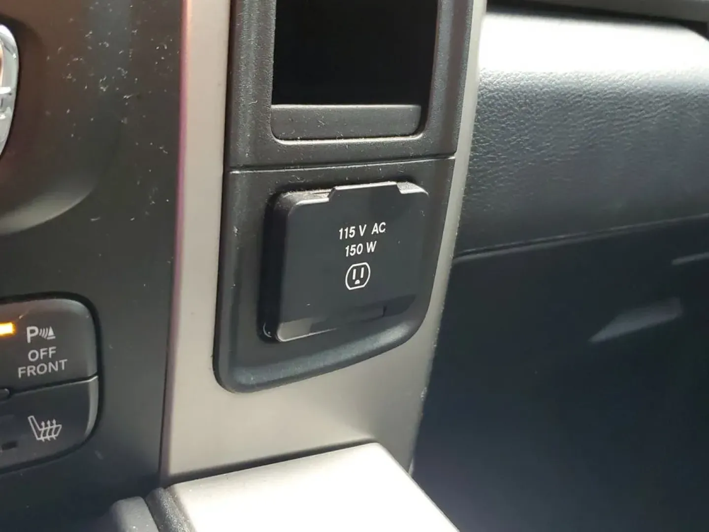 2017 Ram 1500 SLT (1C6RR7TT4HS) with an V8, 5.7L engine, Automatic transmission, located at 6064 Gull Rd, Kalamazoo, MI, 49048, (269) 222-0088, 42.328388, -85.512924 - **Unleash Your Adventurous Spirit with This 2017 Ram 1500 SLT Perfect for Every Journey!**<br /> <br /> If you're on the lookout for a rugged yet refined pickup that seamlessly balances work and play, look no further than this stunning 2017 Ram 1500 SLT available at **AutoMaxx - Kalamazoo**. Whethe - Photo#25