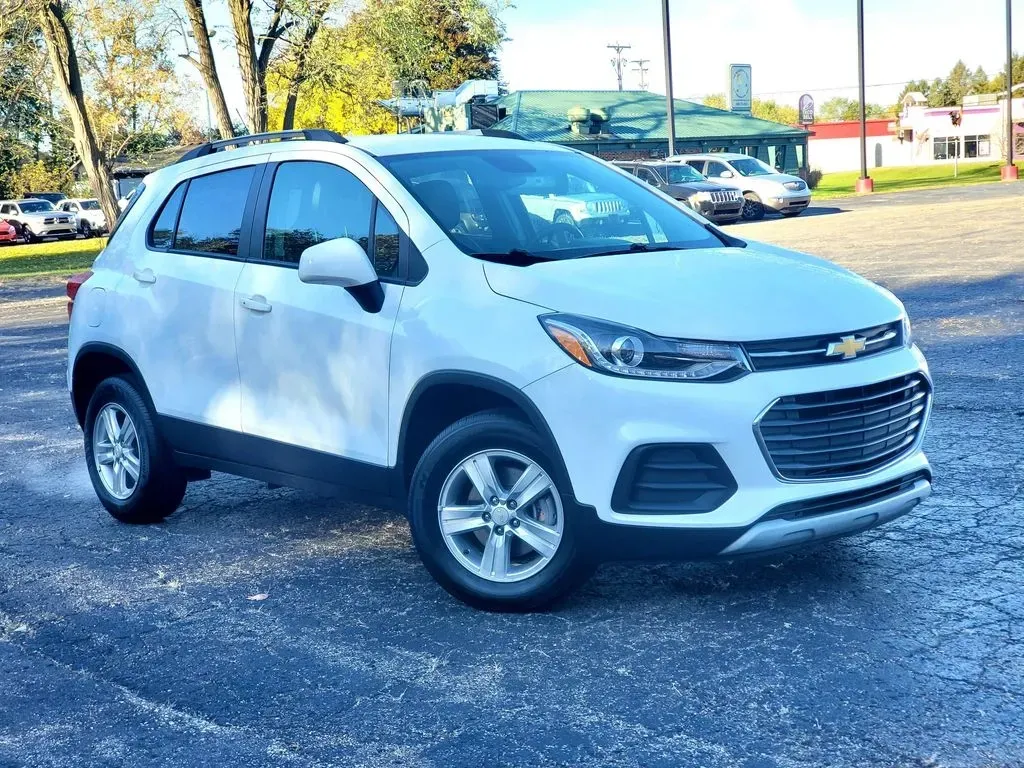 2022 /Jet Black Chevrolet Trax LT (KL7CJPSM8NB) with an 4 Cyl, 1.4L engine, 6-speed automatic transmission, located at 6064 Gull Rd, Kalamazoo, MI, 49048, (269) 222-0088, 42.328388, -85.512924 - **Discover Your Next Adventure in a 2022 Chevrolet Trax LT at AutoMaxx - Kalamazoo!**<br /> <br /> Are you looking for the perfect vehicle to complement your on-the-go lifestyle? Whether it's for daily commutes, weekend getaways, or family outings, the 2022 Chevrolet Trax LT is designed to deliver v - Photo#1