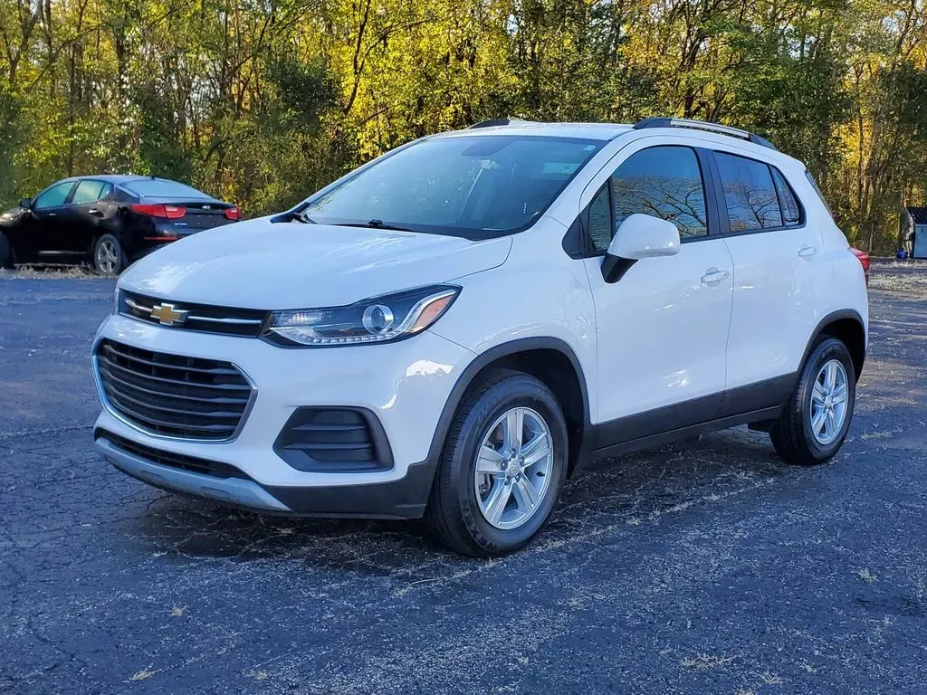 2022 /Jet Black Chevrolet Trax LT (KL7CJPSM8NB) with an 4 Cyl, 1.4L engine, 6-speed automatic transmission, located at 6064 Gull Rd, Kalamazoo, MI, 49048, (269) 222-0088, 42.328388, -85.512924 - **Discover Your Next Adventure in a 2022 Chevrolet Trax LT at AutoMaxx - Kalamazoo!**<br /> <br /> Are you looking for the perfect vehicle to complement your on-the-go lifestyle? Whether it's for daily commutes, weekend getaways, or family outings, the 2022 Chevrolet Trax LT is designed to deliver v - Photo#2