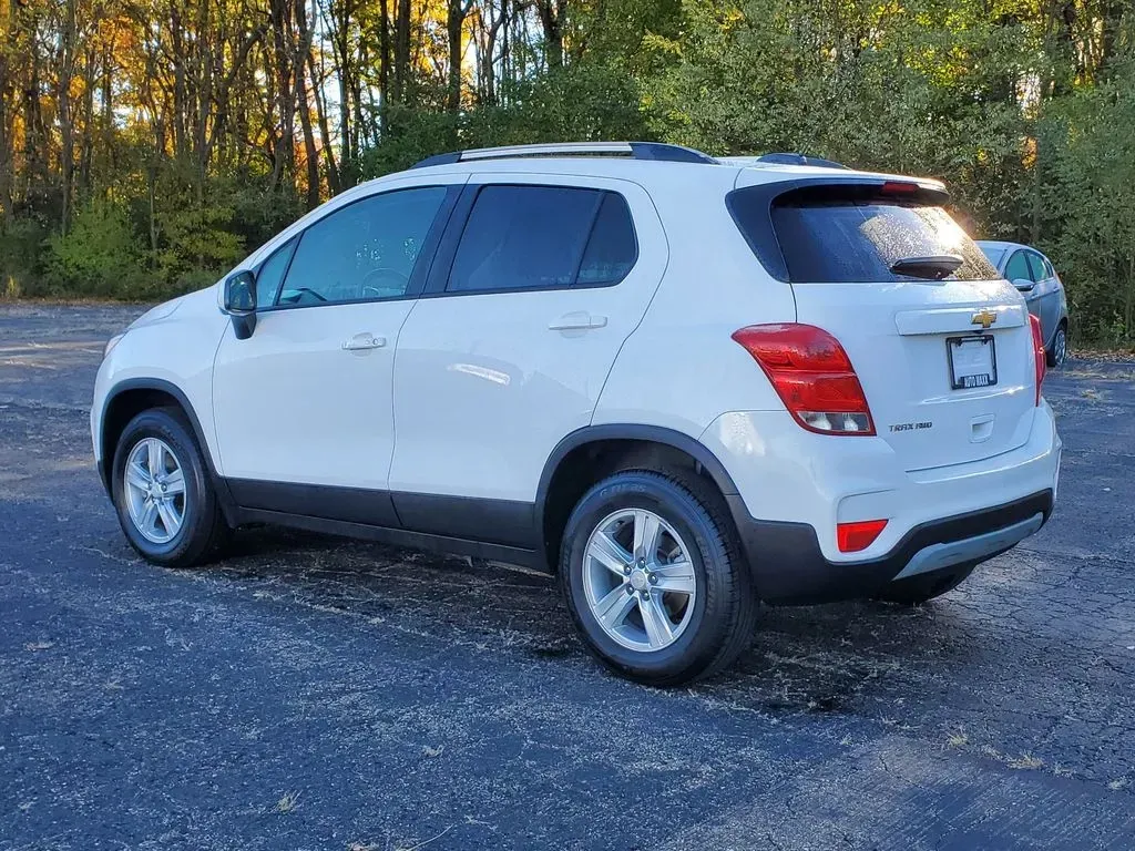 2022 /Jet Black Chevrolet Trax LT (KL7CJPSM8NB) with an 4 Cyl, 1.4L engine, 6-speed automatic transmission, located at 6064 Gull Rd, Kalamazoo, MI, 49048, (269) 222-0088, 42.328388, -85.512924 - **Discover Your Next Adventure in a 2022 Chevrolet Trax LT at AutoMaxx - Kalamazoo!**<br /> <br /> Are you looking for the perfect vehicle to complement your on-the-go lifestyle? Whether it's for daily commutes, weekend getaways, or family outings, the 2022 Chevrolet Trax LT is designed to deliver v - Photo#3