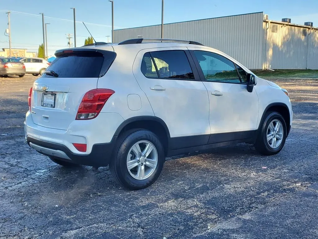 2022 /Jet Black Chevrolet Trax LT (KL7CJPSM8NB) with an 4 Cyl, 1.4L engine, 6-speed automatic transmission, located at 6064 Gull Rd, Kalamazoo, MI, 49048, (269) 222-0088, 42.328388, -85.512924 - **Discover Your Next Adventure in a 2022 Chevrolet Trax LT at AutoMaxx - Kalamazoo!**<br /> <br /> Are you looking for the perfect vehicle to complement your on-the-go lifestyle? Whether it's for daily commutes, weekend getaways, or family outings, the 2022 Chevrolet Trax LT is designed to deliver v - Photo#4