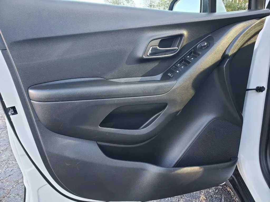 2022 /Jet Black Chevrolet Trax LT (KL7CJPSM8NB) with an 4 Cyl, 1.4L engine, 6-speed automatic transmission, located at 6064 Gull Rd, Kalamazoo, MI, 49048, (269) 222-0088, 42.328388, -85.512924 - **Discover Your Next Adventure in a 2022 Chevrolet Trax LT at AutoMaxx - Kalamazoo!**<br /> <br /> Are you looking for the perfect vehicle to complement your on-the-go lifestyle? Whether it's for daily commutes, weekend getaways, or family outings, the 2022 Chevrolet Trax LT is designed to deliver v - Photo#11