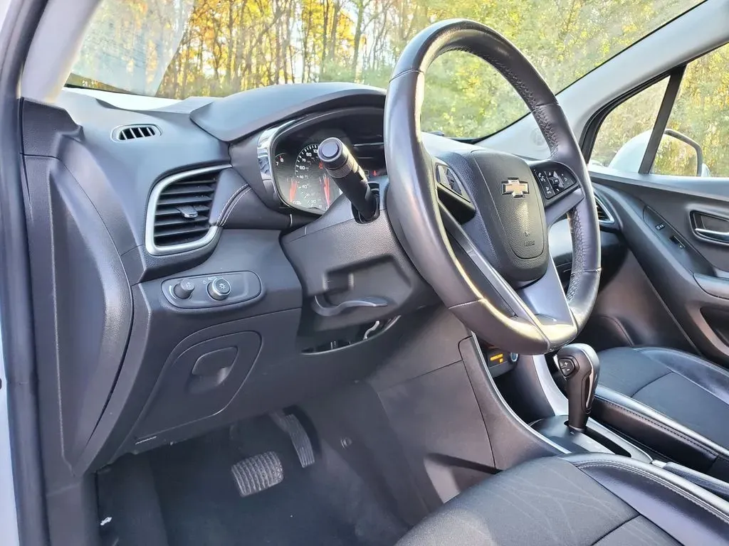 2022 /Jet Black Chevrolet Trax LT (KL7CJPSM8NB) with an 4 Cyl, 1.4L engine, 6-speed automatic transmission, located at 6064 Gull Rd, Kalamazoo, MI, 49048, (269) 222-0088, 42.328388, -85.512924 - **Discover Your Next Adventure in a 2022 Chevrolet Trax LT at AutoMaxx - Kalamazoo!**<br /> <br /> Are you looking for the perfect vehicle to complement your on-the-go lifestyle? Whether it's for daily commutes, weekend getaways, or family outings, the 2022 Chevrolet Trax LT is designed to deliver v - Photo#15