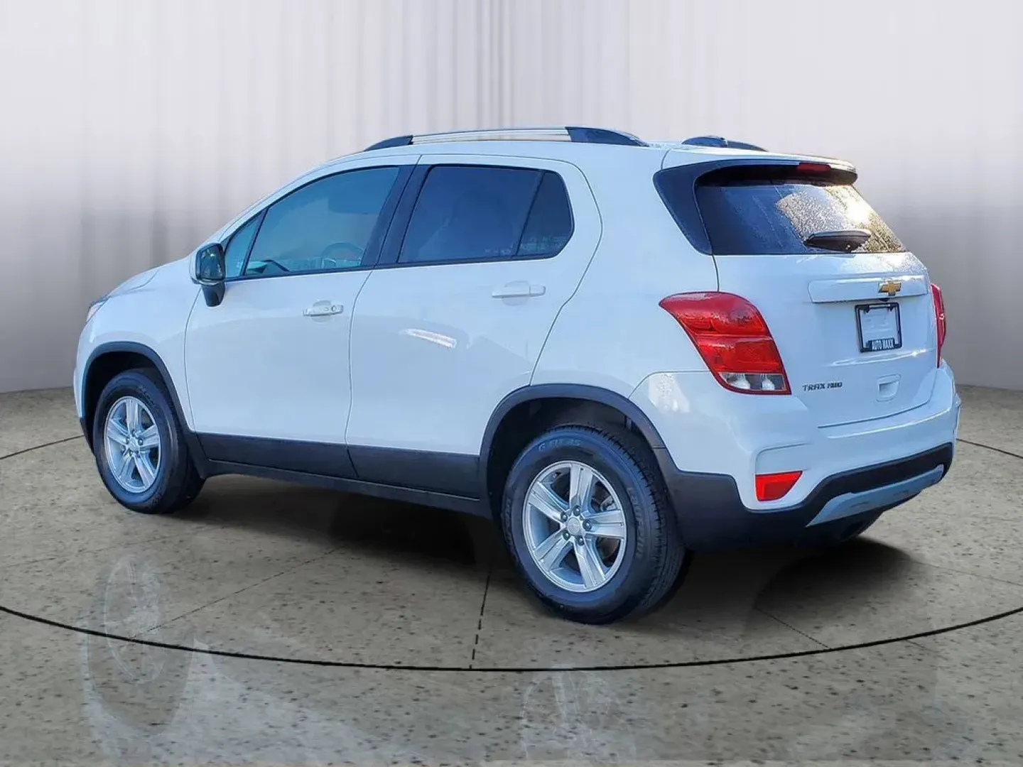 2022 /Jet Black Chevrolet Trax LT (KL7CJPSM8NB) with an 4 Cyl, 1.4L engine, 6-speed automatic transmission, located at 6064 Gull Rd, Kalamazoo, MI, 49048, (269) 222-0088, 42.328388, -85.512924 - **Discover Your Next Adventure in a 2022 Chevrolet Trax LT at AutoMaxx - Kalamazoo!**<br /> <br /> Are you looking for the perfect vehicle to complement your on-the-go lifestyle? Whether it's for daily commutes, weekend getaways, or family outings, the 2022 Chevrolet Trax LT is designed to deliver v - Photo#3