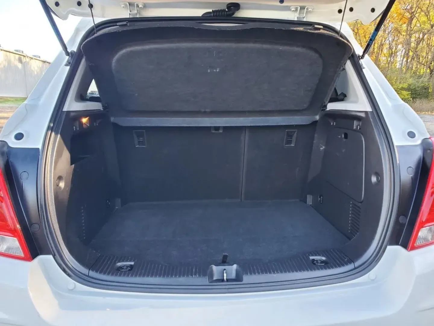 2022 /Jet Black Chevrolet Trax LT (KL7CJPSM8NB) with an 4 Cyl, 1.4L engine, 6-speed automatic transmission, located at 6064 Gull Rd, Kalamazoo, MI, 49048, (269) 222-0088, 42.328388, -85.512924 - **Discover Your Next Adventure in a 2022 Chevrolet Trax LT at AutoMaxx - Kalamazoo!**<br /> <br /> Are you looking for the perfect vehicle to complement your on-the-go lifestyle? Whether it's for daily commutes, weekend getaways, or family outings, the 2022 Chevrolet Trax LT is designed to deliver v - Photo#7