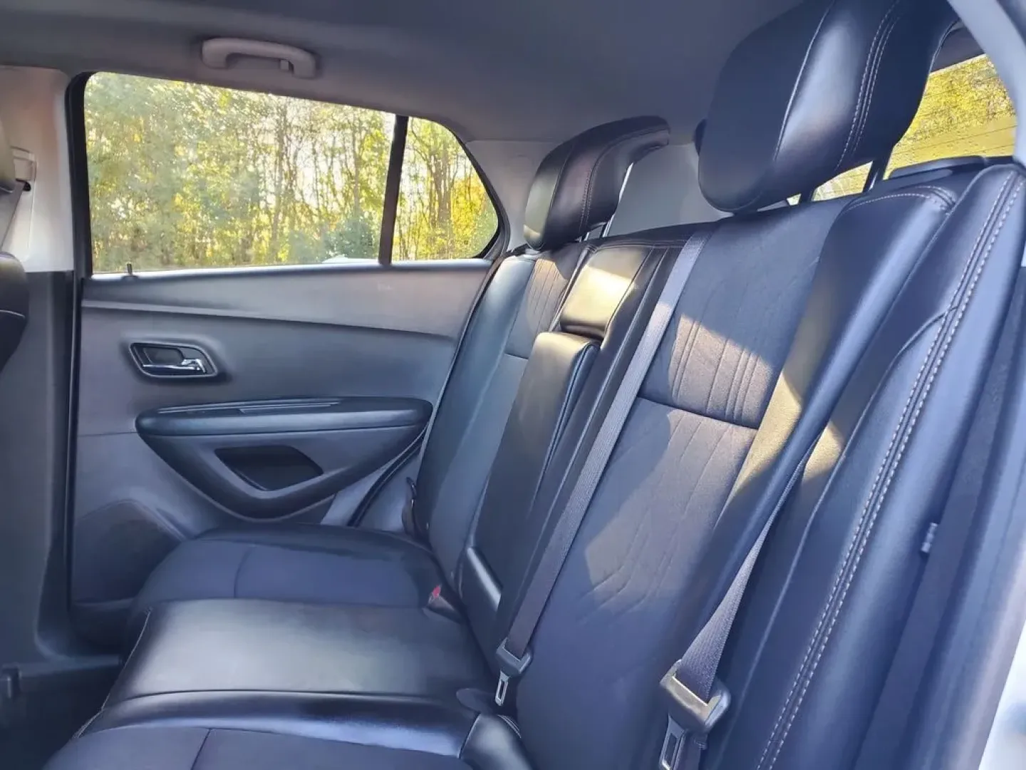 2022 /Jet Black Chevrolet Trax LT (KL7CJPSM8NB) with an 4 Cyl, 1.4L engine, 6-speed automatic transmission, located at 6064 Gull Rd, Kalamazoo, MI, 49048, (269) 222-0088, 42.328388, -85.512924 - **Discover Your Next Adventure in a 2022 Chevrolet Trax LT at AutoMaxx - Kalamazoo!**<br /> <br /> Are you looking for the perfect vehicle to complement your on-the-go lifestyle? Whether it's for daily commutes, weekend getaways, or family outings, the 2022 Chevrolet Trax LT is designed to deliver v - Photo#8