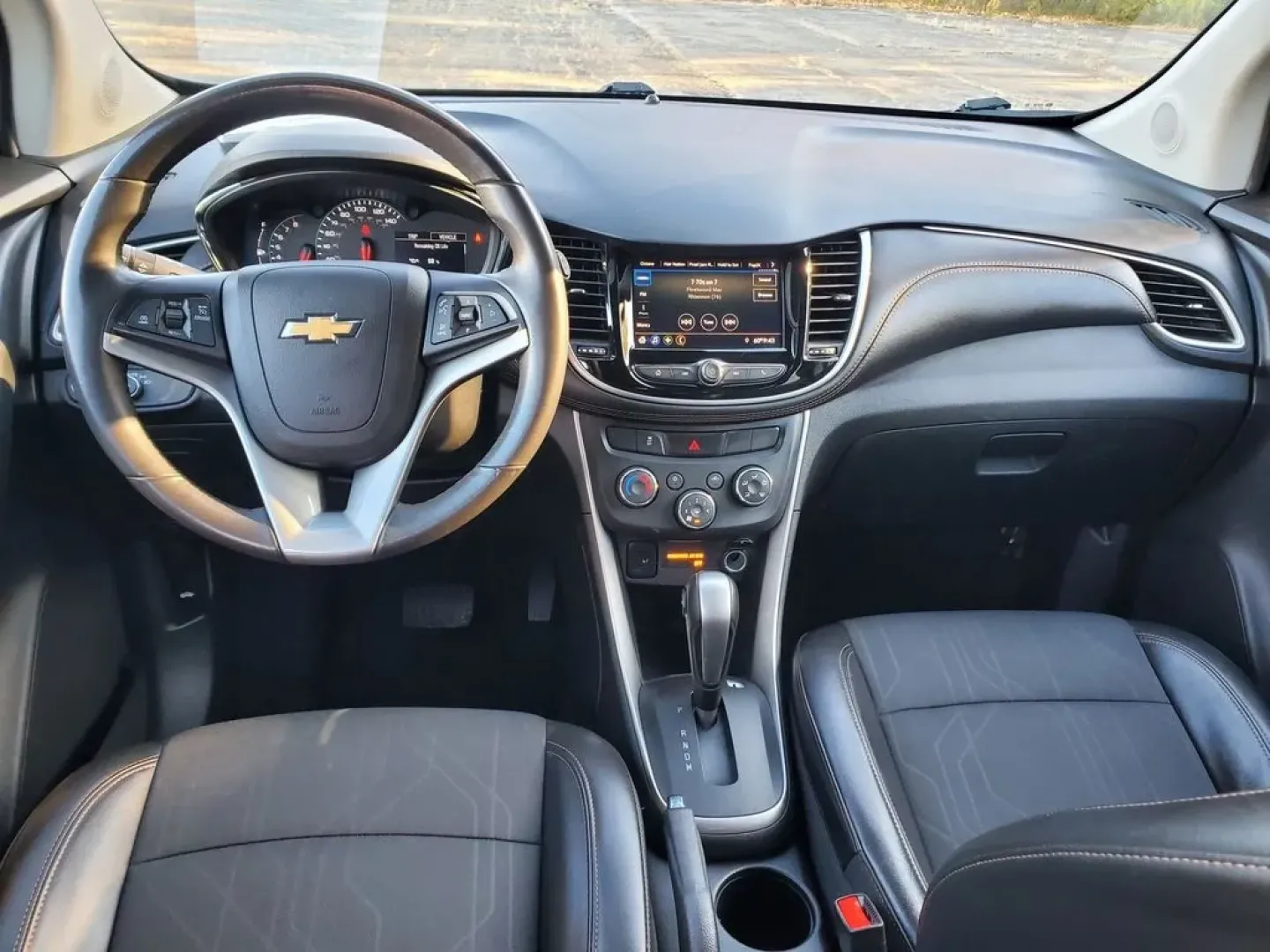 2022 /Jet Black Chevrolet Trax LT (KL7CJPSM8NB) with an 4 Cyl, 1.4L engine, 6-speed automatic transmission, located at 6064 Gull Rd, Kalamazoo, MI, 49048, (269) 222-0088, 42.328388, -85.512924 - **Discover Your Next Adventure in a 2022 Chevrolet Trax LT at AutoMaxx - Kalamazoo!**<br /> <br /> Are you looking for the perfect vehicle to complement your on-the-go lifestyle? Whether it's for daily commutes, weekend getaways, or family outings, the 2022 Chevrolet Trax LT is designed to deliver v - Photo#9