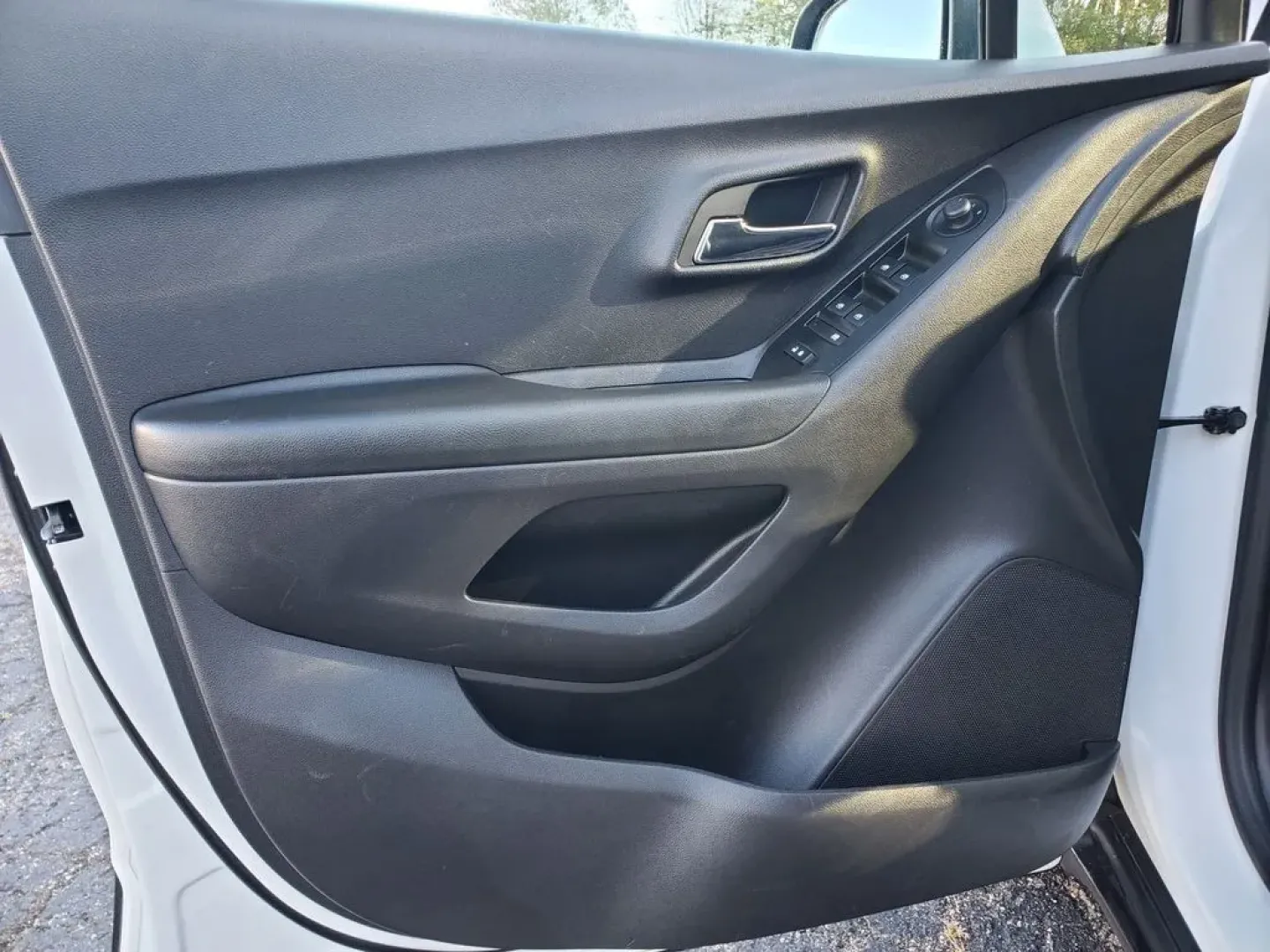 2022 /Jet Black Chevrolet Trax LT (KL7CJPSM8NB) with an 4 Cyl, 1.4L engine, 6-speed automatic transmission, located at 6064 Gull Rd, Kalamazoo, MI, 49048, (269) 222-0088, 42.328388, -85.512924 - **Discover Your Next Adventure in a 2022 Chevrolet Trax LT at AutoMaxx - Kalamazoo!**<br /> <br /> Are you looking for the perfect vehicle to complement your on-the-go lifestyle? Whether it's for daily commutes, weekend getaways, or family outings, the 2022 Chevrolet Trax LT is designed to deliver v - Photo#11