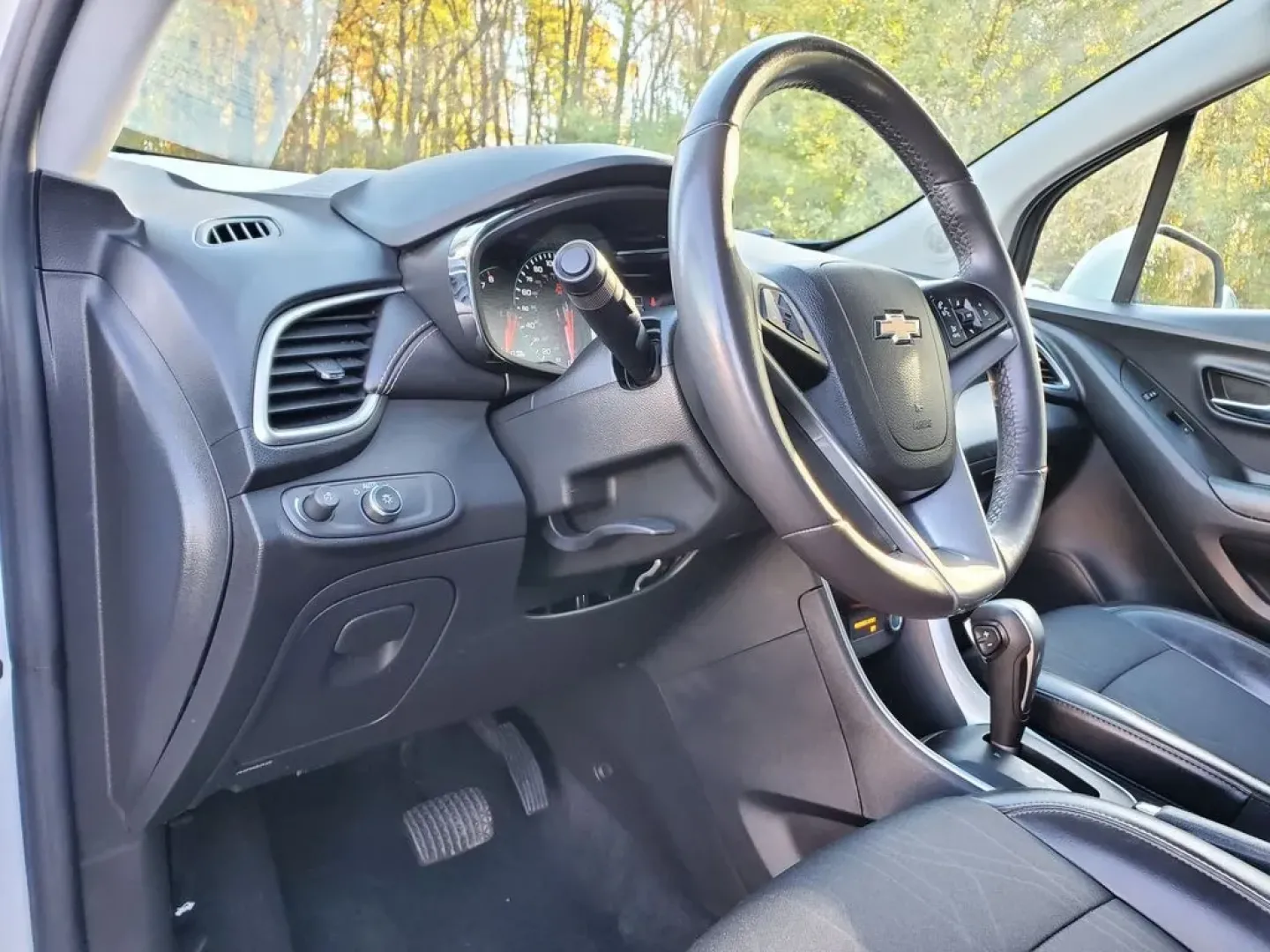 2022 /Jet Black Chevrolet Trax LT (KL7CJPSM8NB) with an 4 Cyl, 1.4L engine, 6-speed automatic transmission, located at 6064 Gull Rd, Kalamazoo, MI, 49048, (269) 222-0088, 42.328388, -85.512924 - **Discover Your Next Adventure in a 2022 Chevrolet Trax LT at AutoMaxx - Kalamazoo!**<br /> <br /> Are you looking for the perfect vehicle to complement your on-the-go lifestyle? Whether it's for daily commutes, weekend getaways, or family outings, the 2022 Chevrolet Trax LT is designed to deliver v - Photo#15