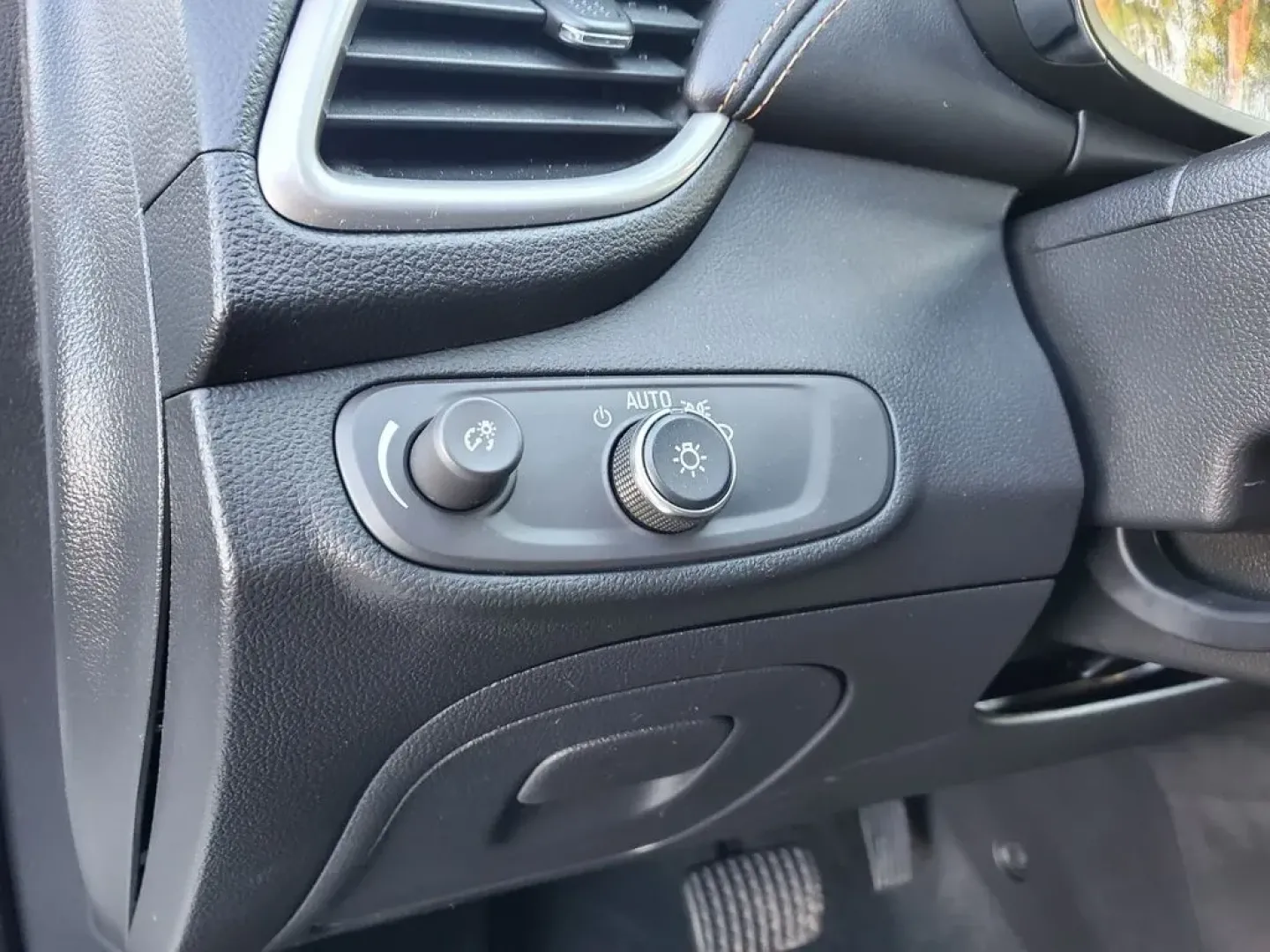 2022 /Jet Black Chevrolet Trax LT (KL7CJPSM8NB) with an 4 Cyl, 1.4L engine, 6-speed automatic transmission, located at 6064 Gull Rd, Kalamazoo, MI, 49048, (269) 222-0088, 42.328388, -85.512924 - **Discover Your Next Adventure in a 2022 Chevrolet Trax LT at AutoMaxx - Kalamazoo!**<br /> <br /> Are you looking for the perfect vehicle to complement your on-the-go lifestyle? Whether it's for daily commutes, weekend getaways, or family outings, the 2022 Chevrolet Trax LT is designed to deliver v - Photo#16