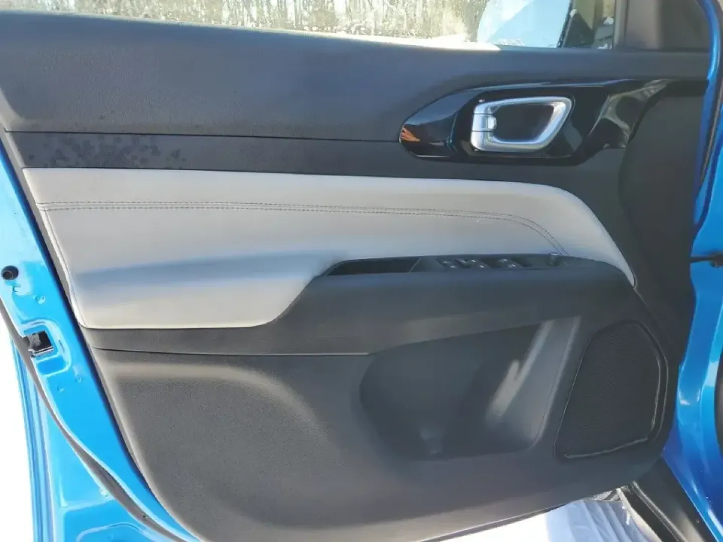 2025 /Black Jeep Compass Limited (3C4NJDCNXST) with an 4 Cyl, 2.0L engine, 8-speed automatic transmission, located at 6064 Gull Rd, Kalamazoo, MI, 49048, (269) 222-0088, 42.328388, -85.512924 - Pack up for a Lake Michigan weekend, tackle snowy I-94 commutes, or run the daily school-and-groceries loop around Kalamazoo-this 2025 Jeep Compass Limited 4WD is built for real-life Michigan driving with the comfort and tech that makes every mile feel easier. With its eye-catching Hydro Blue Pearlc- Photo#11