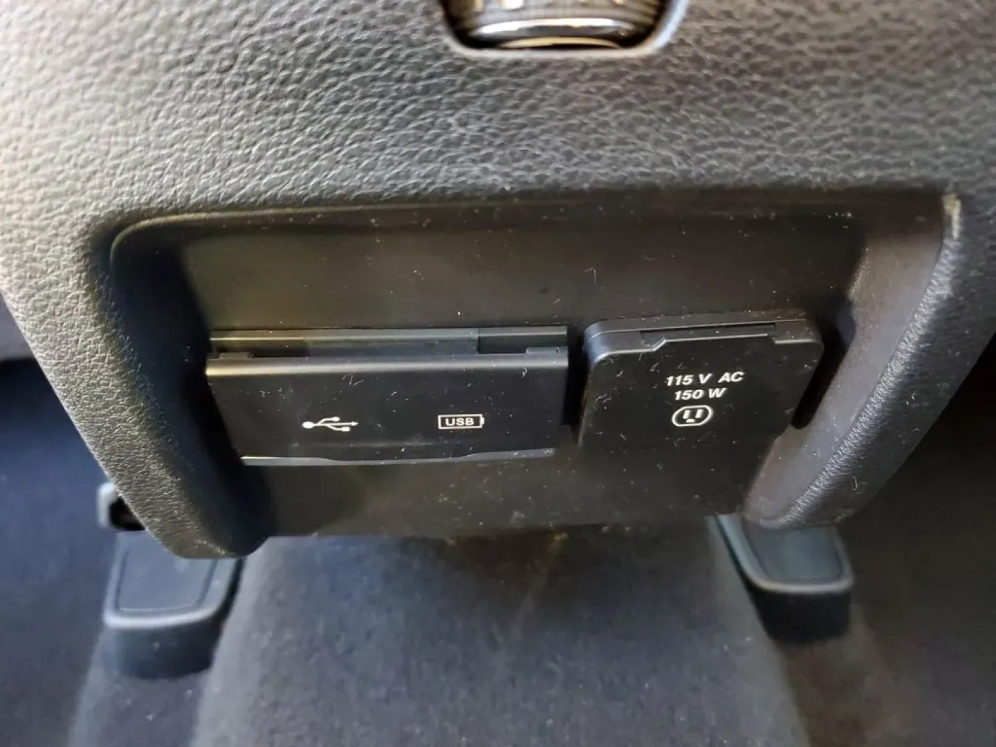 2020 /Black Jeep Cherokee Limited (1C4PJMDXXLD) with an V6, 3.2L engine, 9-speed automatic transmission, located at 6064 Gull Rd, Kalamazoo, MI, 49048, (269) 222-0088, 42.328388, -85.512924 - **Discover Unmatched Adventure with the 2020 Jeep Cherokee Limited at AutoMaxx - Kalamazoo!**<br /> <br /> Are you ready to elevate your driving experience? The 2020 Jeep Cherokee Limited is the ultimate companion for those who crave adventure without sacrificing comfort. This versatile SUV is perfe - Photo#12