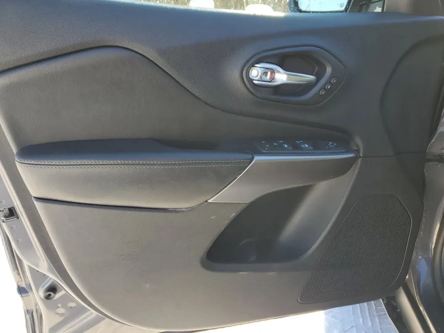 2020 /Black Jeep Cherokee Limited (1C4PJMDXXLD) with an V6, 3.2L engine, 9-speed automatic transmission, located at 6064 Gull Rd, Kalamazoo, MI, 49048, (269) 222-0088, 42.328388, -85.512924 - **Discover Unmatched Adventure with the 2020 Jeep Cherokee Limited at AutoMaxx - Kalamazoo!**<br /> <br /> Are you ready to elevate your driving experience? The 2020 Jeep Cherokee Limited is the ultimate companion for those who crave adventure without sacrificing comfort. This versatile SUV is perfe - Photo#13