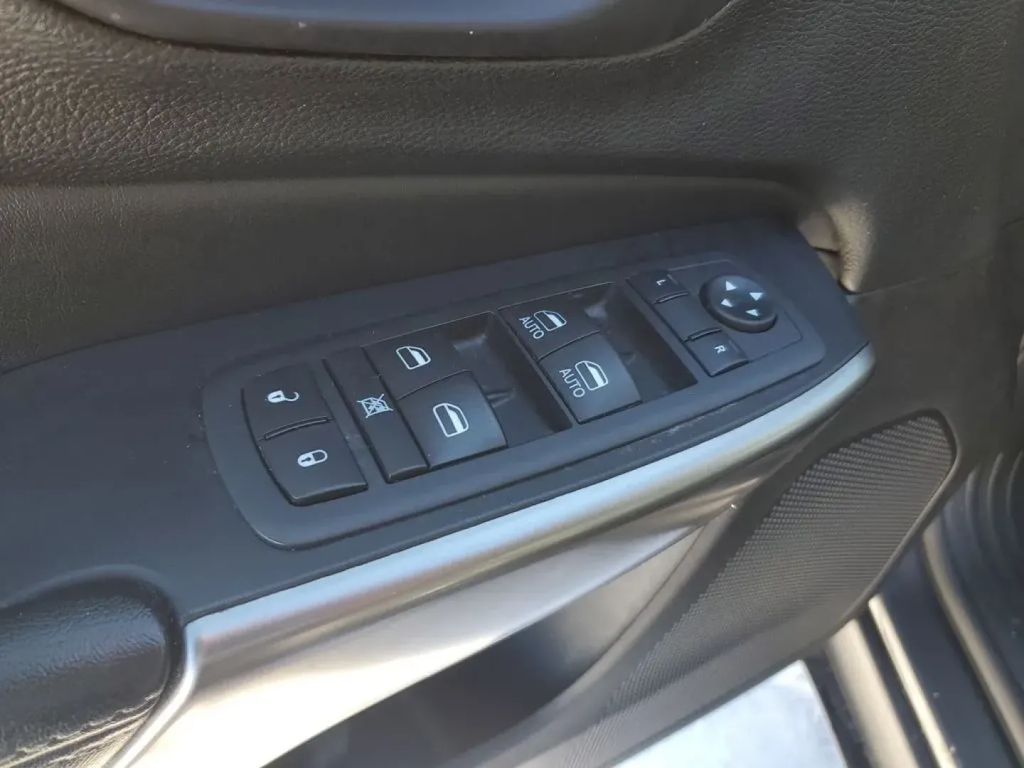 2020 /Black Jeep Cherokee Limited (1C4PJMDXXLD) with an V6, 3.2L engine, 9-speed automatic transmission, located at 6064 Gull Rd, Kalamazoo, MI, 49048, (269) 222-0088, 42.328388, -85.512924 - **Discover Unmatched Adventure with the 2020 Jeep Cherokee Limited at AutoMaxx - Kalamazoo!**<br /> <br /> Are you ready to elevate your driving experience? The 2020 Jeep Cherokee Limited is the ultimate companion for those who crave adventure without sacrificing comfort. This versatile SUV is perfe - Photo#14