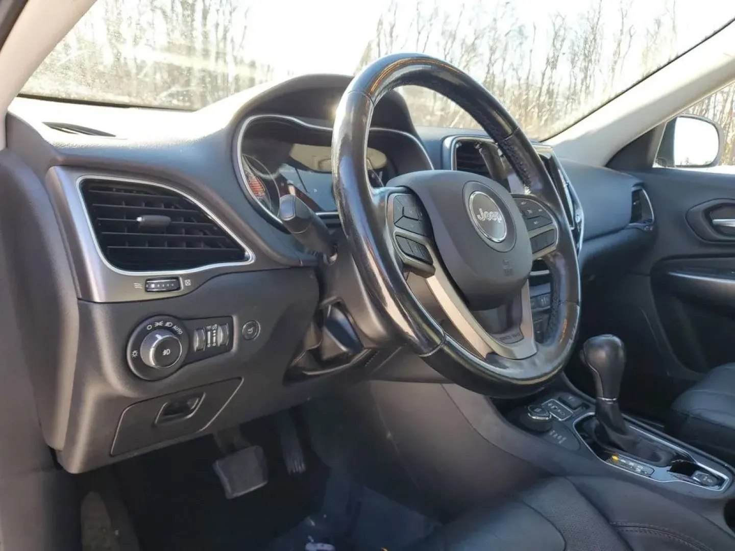 2020 /Black Jeep Cherokee Limited (1C4PJMDXXLD) with an V6, 3.2L engine, 9-speed automatic transmission, located at 6064 Gull Rd, Kalamazoo, MI, 49048, (269) 222-0088, 42.328388, -85.512924 - **Discover Unmatched Adventure with the 2020 Jeep Cherokee Limited at AutoMaxx - Kalamazoo!**<br /> <br /> Are you ready to elevate your driving experience? The 2020 Jeep Cherokee Limited is the ultimate companion for those who crave adventure without sacrificing comfort. This versatile SUV is perfe - Photo#17