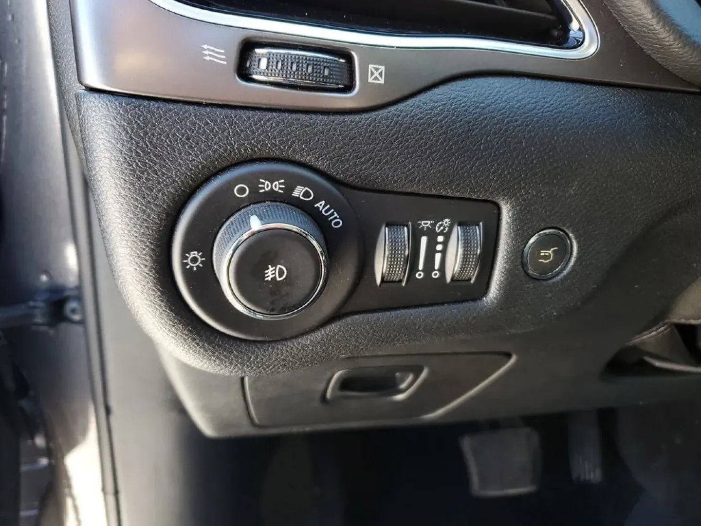 2020 /Black Jeep Cherokee Limited (1C4PJMDXXLD) with an V6, 3.2L engine, 9-speed automatic transmission, located at 6064 Gull Rd, Kalamazoo, MI, 49048, (269) 222-0088, 42.328388, -85.512924 - **Discover Unmatched Adventure with the 2020 Jeep Cherokee Limited at AutoMaxx - Kalamazoo!**<br /> <br /> Are you ready to elevate your driving experience? The 2020 Jeep Cherokee Limited is the ultimate companion for those who crave adventure without sacrificing comfort. This versatile SUV is perfe - Photo#18