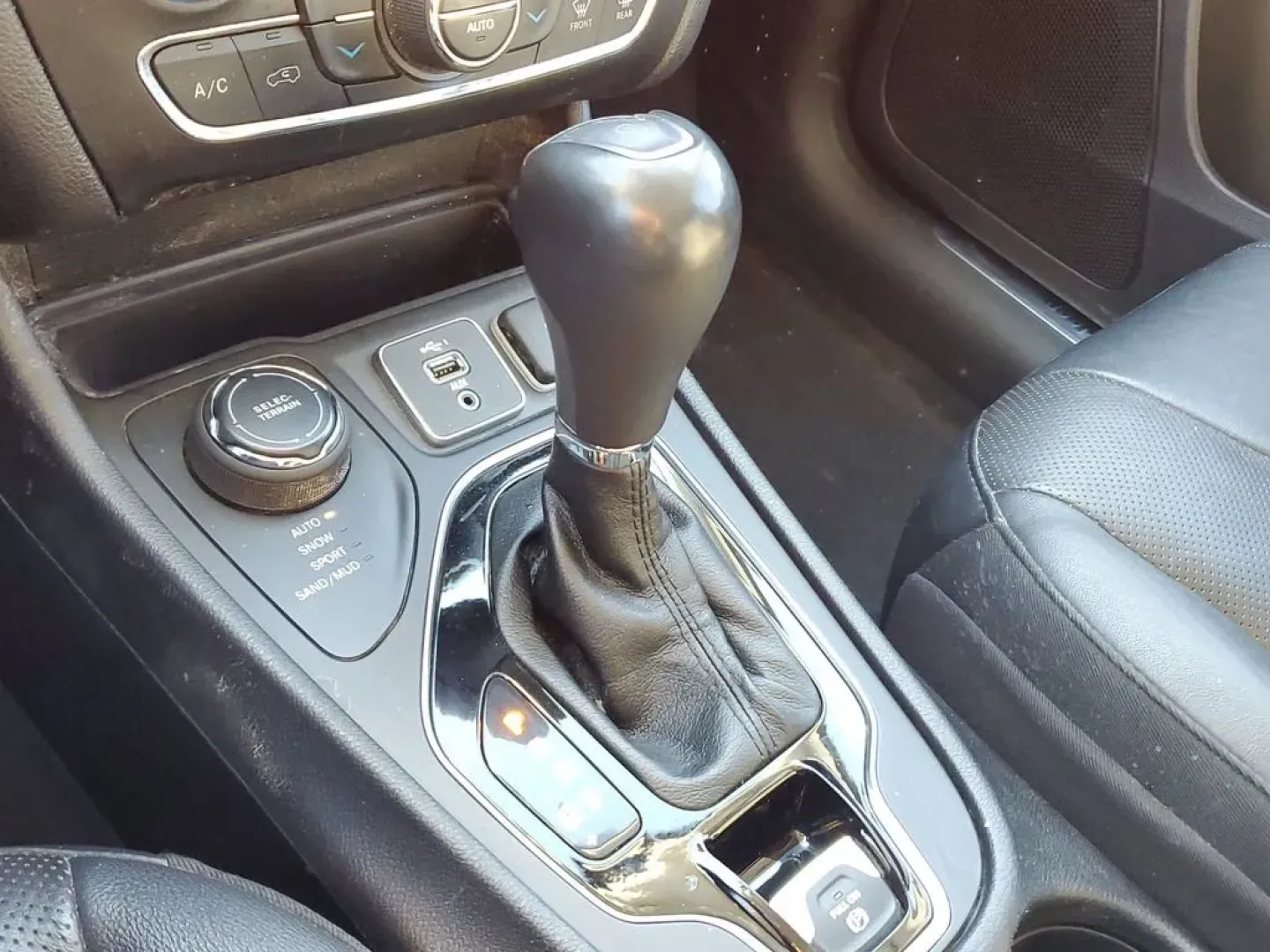 2020 /Black Jeep Cherokee Limited (1C4PJMDXXLD) with an V6, 3.2L engine, 9-speed automatic transmission, located at 6064 Gull Rd, Kalamazoo, MI, 49048, (269) 222-0088, 42.328388, -85.512924 - **Discover Unmatched Adventure with the 2020 Jeep Cherokee Limited at AutoMaxx - Kalamazoo!**<br /> <br /> Are you ready to elevate your driving experience? The 2020 Jeep Cherokee Limited is the ultimate companion for those who crave adventure without sacrificing comfort. This versatile SUV is perfe - Photo#26