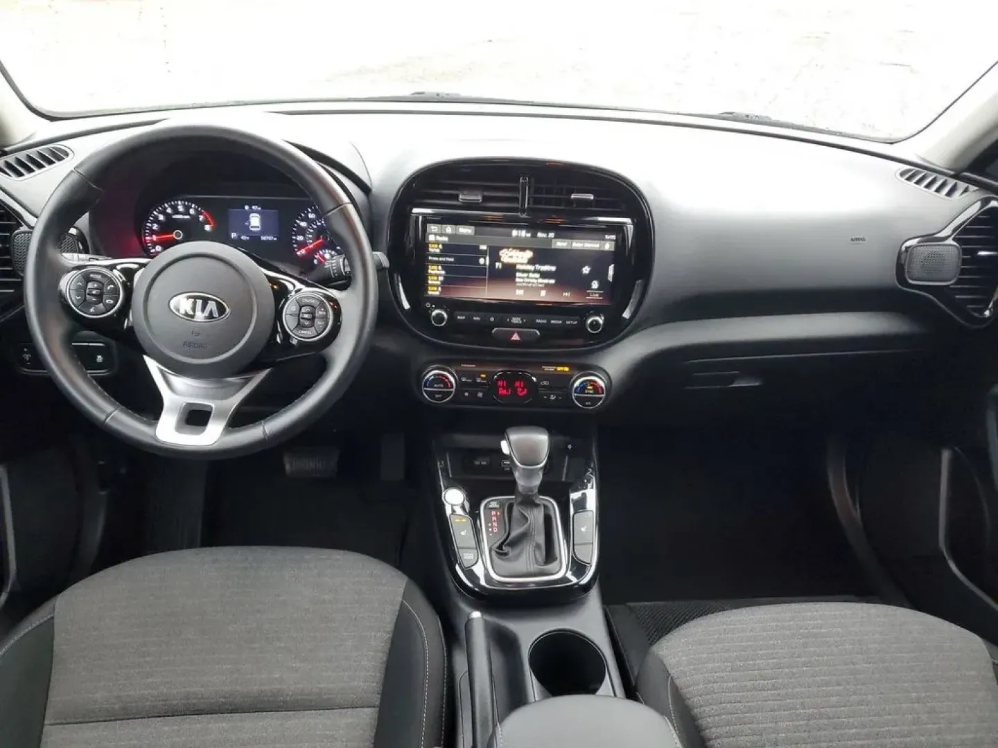 2020 /Black Kia Soul EX (KNDJ33AU0L7) with an 4 Cyl, 2.0L engine, CVT transmission, located at 6064 Gull Rd, Kalamazoo, MI, 49048, (269) 222-0088, 42.328388, -85.512924 - Discover a world of adventure and versatility with the 2020 Kia Soul EX, a stylish SUV that's perfect for both daily commutes and weekend getaways. Whether you're a city dweller navigating Kalamazoo's bustling streets or a family looking for a reliable vehicle for school runs and road trips, this pr - Photo#9