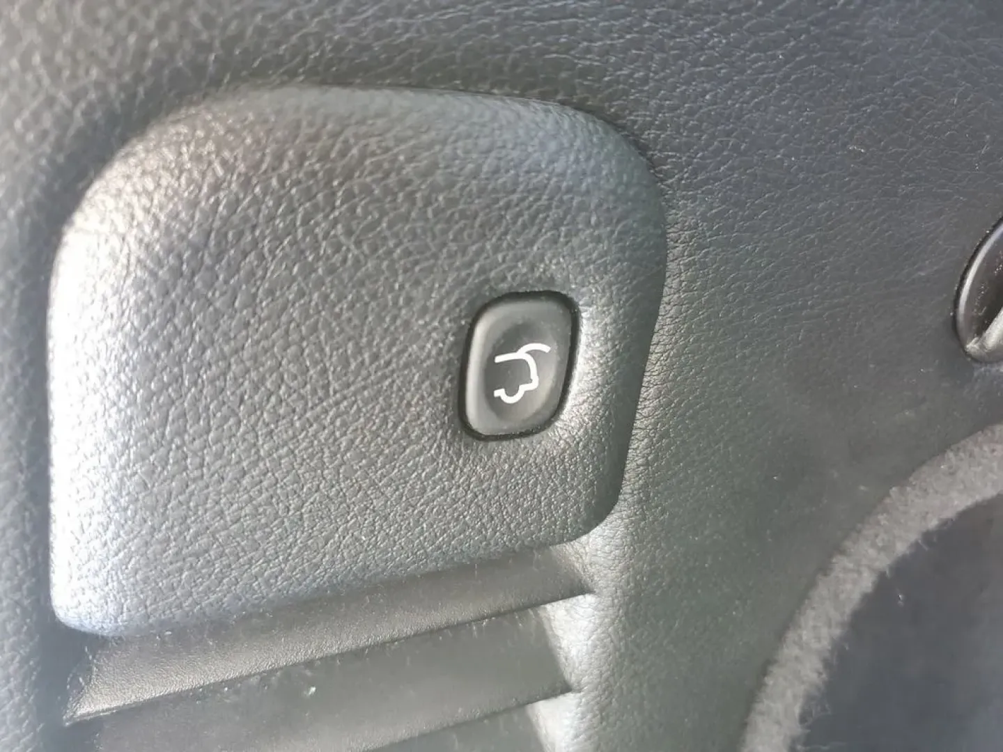 2021 /Black w/Ruby Red Accent Stitching Jeep Grand Cherokee Trailhawk (1C4RJFLG7MC) with an V6, 3.6L engine, 8-speed automatic transmission, located at 6064 Gull Rd, Kalamazoo, MI, 49048, (269) 222-0088, 42.328388, -85.512924 - **Conquer the Roads with the 2021 Jeep Grand Cherokee Trailhawk at AutoMaxx - Kalamazoo!**<br /> <br /> Are you ready to elevate your adventures? Whether you're navigating city streets or tackling rugged terrains for weekend escapades, the 2021 Jeep Grand Cherokee Trailhawk is your ticket to an exhi - Photo#9