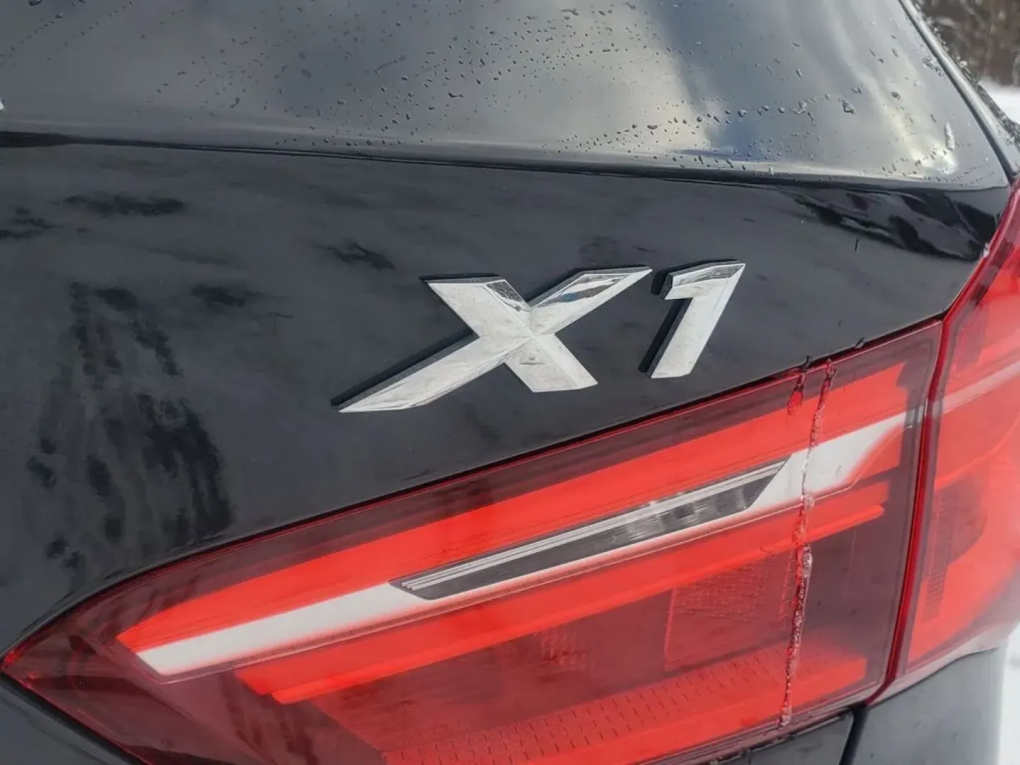 2018 /Black BMW X1 xDrive28i (WBXHT3Z38J4) with an 4 Cyl, 2.0L engine, 8-speed automatic transmission, located at 6064 Gull Rd, Kalamazoo, MI, 49048, (269) 222-0088, 42.328388, -85.512924 - **Discover the Ultimate Adventure with the 2018 BMW X1 at AutoMaxx - Kalamazoo!**<br /> <br /> Are you ready to elevate your driving experience? The 2018 BMW X1 is designed for those who crave adventure without sacrificing comfort and style. This SUV is perfect for weekend getaways, family road trip - Photo#5