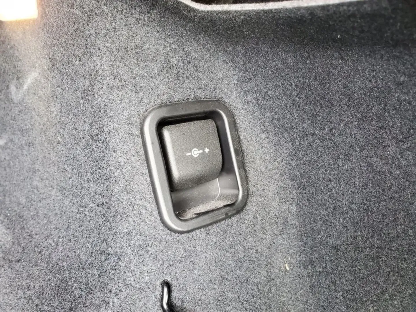 2018 /Black BMW X1 xDrive28i (WBXHT3Z38J4) with an 4 Cyl, 2.0L engine, 8-speed automatic transmission, located at 6064 Gull Rd, Kalamazoo, MI, 49048, (269) 222-0088, 42.328388, -85.512924 - **Discover the Ultimate Adventure with the 2018 BMW X1 at AutoMaxx - Kalamazoo!**<br /> <br /> Are you ready to elevate your driving experience? The 2018 BMW X1 is designed for those who crave adventure without sacrificing comfort and style. This SUV is perfect for weekend getaways, family road trip - Photo#7