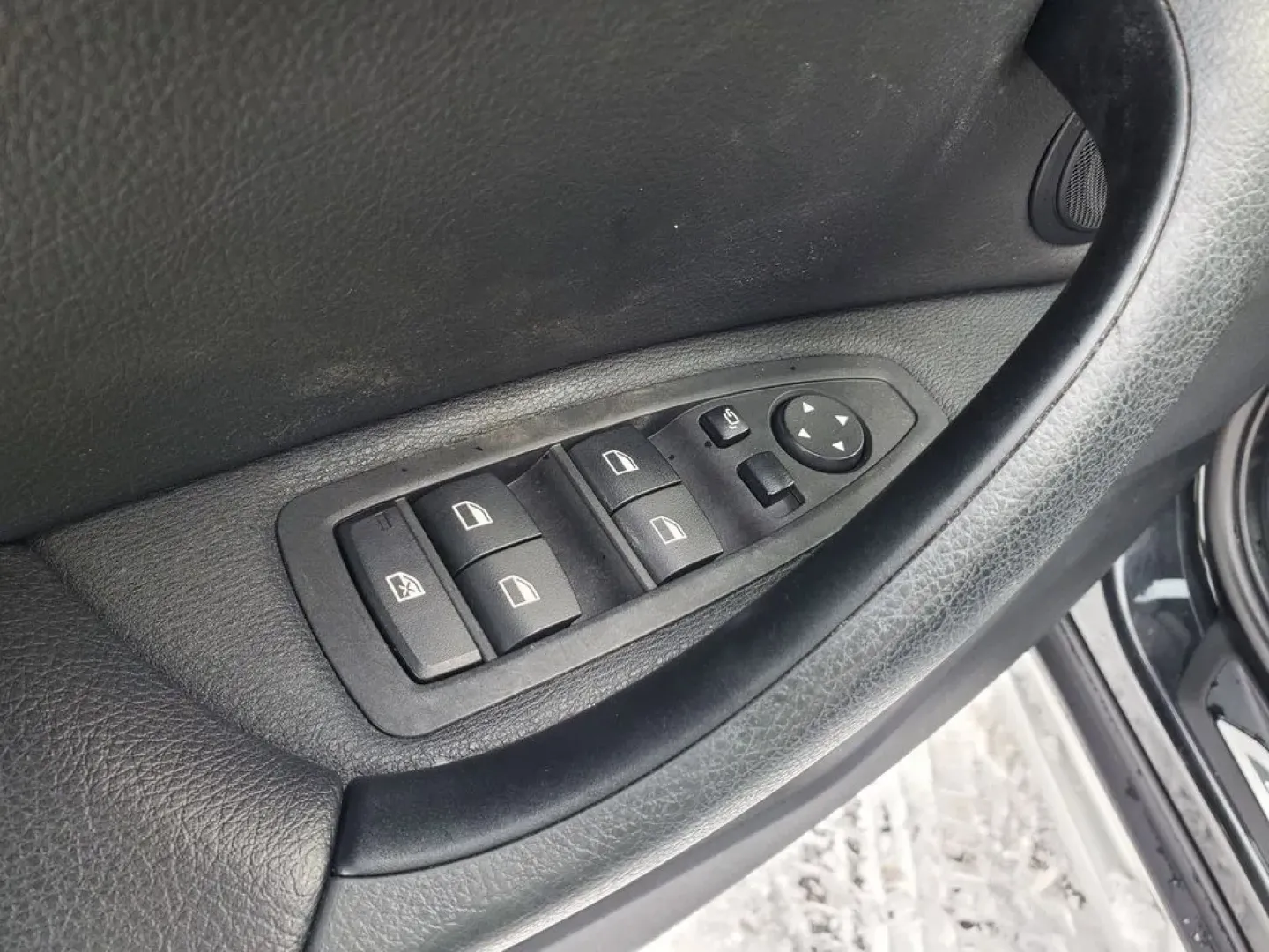 2018 /Black BMW X1 xDrive28i (WBXHT3Z38J4) with an 4 Cyl, 2.0L engine, 8-speed automatic transmission, located at 6064 Gull Rd, Kalamazoo, MI, 49048, (269) 222-0088, 42.328388, -85.512924 - **Discover the Ultimate Adventure with the 2018 BMW X1 at AutoMaxx - Kalamazoo!**<br /> <br /> Are you ready to elevate your driving experience? The 2018 BMW X1 is designed for those who crave adventure without sacrificing comfort and style. This SUV is perfect for weekend getaways, family road trip - Photo#13