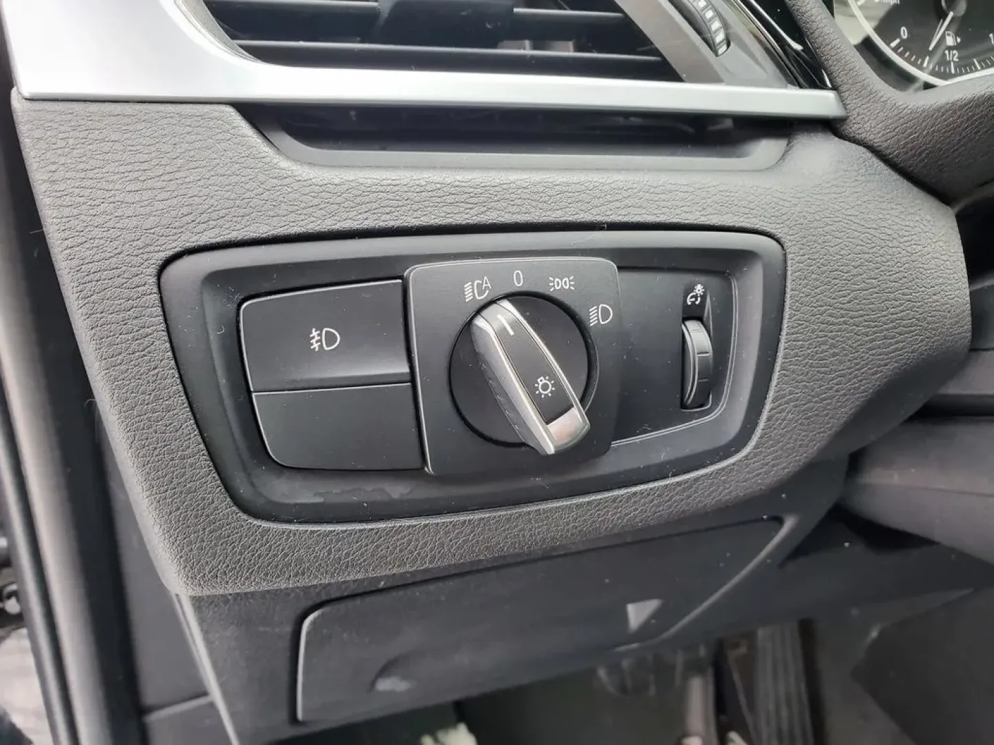 2018 /Black BMW X1 xDrive28i (WBXHT3Z38J4) with an 4 Cyl, 2.0L engine, 8-speed automatic transmission, located at 6064 Gull Rd, Kalamazoo, MI, 49048, (269) 222-0088, 42.328388, -85.512924 - **Discover the Ultimate Adventure with the 2018 BMW X1 at AutoMaxx - Kalamazoo!**<br /> <br /> Are you ready to elevate your driving experience? The 2018 BMW X1 is designed for those who crave adventure without sacrificing comfort and style. This SUV is perfect for weekend getaways, family road trip - Photo#17