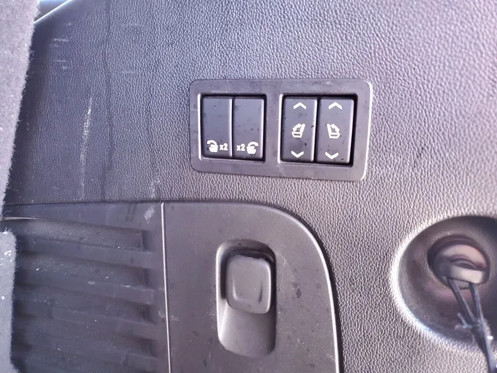 2020 /Jet Black Cadillac Escalade Premium Luxury (1GYS3CKJ6LR) with an V8, 6.2L engine, 10-speed automatic transmission, located at 6064 Gull Rd, Kalamazoo, MI, 49048, (269) 222-0088, 42.328388, -85.512924 - **Experience Luxury and Versatility with the 2020 Cadillac Escalade at AutoMaxx Kalamazoo!**<br /> <br /> Are you ready to elevate your driving experience while accommodating your growing family or embarking on weekend adventures? Look no further than this stunning 2020 Cadillac Escalade, available - Photo#6